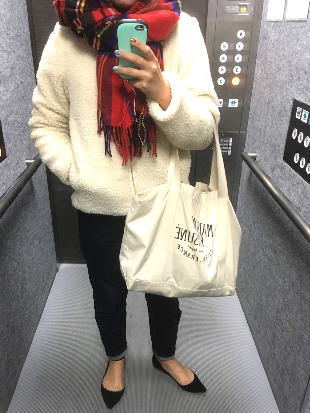 「通勤コーデ、SLOBE IENA、GLEN PRINCE、MAISON KITSUNE、castvague、ボアブルゾン、カジュアル」｜「Glen Princeのアイテム（マフラー、レッド系）」を使った、maki.さん（レディース・160cm）の冬コーディネートの1枚目の写真