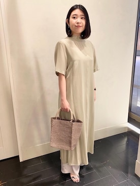 「UNITED ARROWS（ユナイテッドアローズ）のUWMSC サテン ドローストリング パンツ†（その他パンツ、ホワイト系）」を使った、UEDA HONOさん（レディース・154cm）の春コーディネート