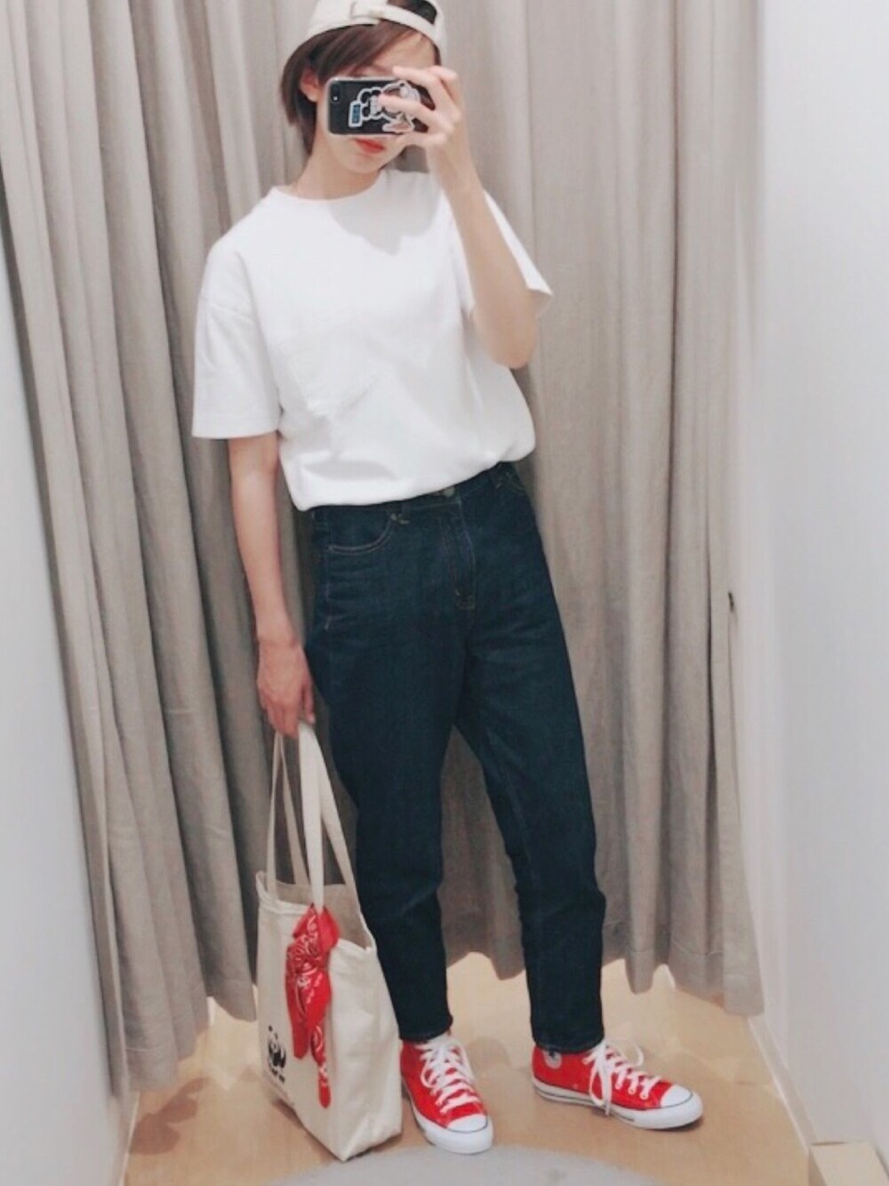「カジュアル、ハイウエスト、テーパードパンツ、デニム、シンプル、ボーイッシュ、白Tシャツ、コンバース、赤、休日スタイル」｜「UNIQLOのアイテム（Tシャツ/カットソー、ホワイト系）」を使った、kikiさん（レディース・165cm）の春コーディネートの1枚目の写真