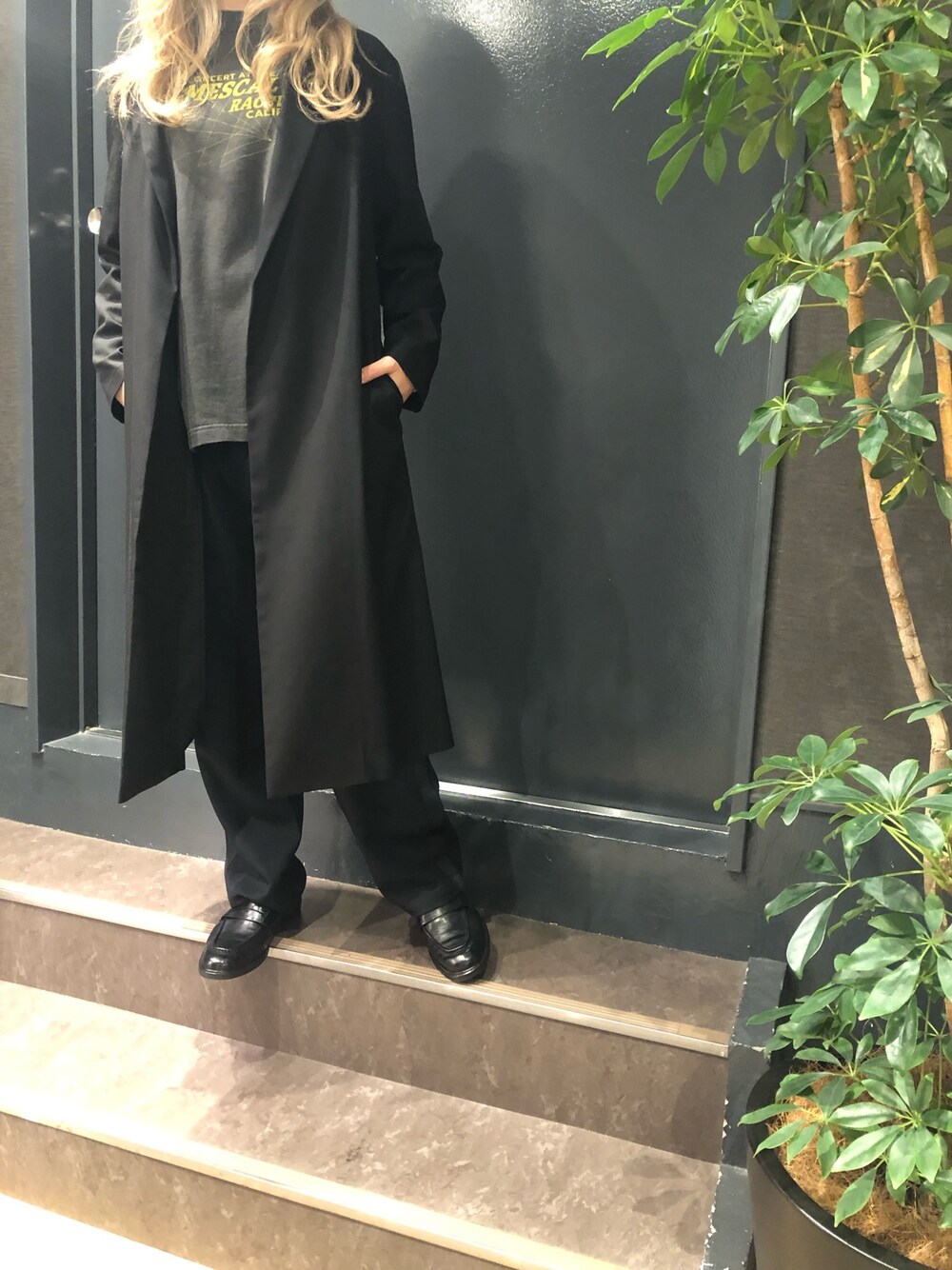 「ファッションの力を信じよう、ロングコート、メンズライク、パンツスタイル、ブラック、ローファー、オトナカジュアル、オトナ女子、カッコイイ女子、きれいめカジュアル」｜「GOOD ROCK SPEEDのGOOD ROCK SPEED (グッドロックスピード) 別注ピグメント ロックグラフィック ロンT (ウィメンズ/ユニセックス）（Tシャツ/カットソー、ブラック系）」を使った、ayakaさん（レディース・160cm）の秋コーディネートの1枚目の写真