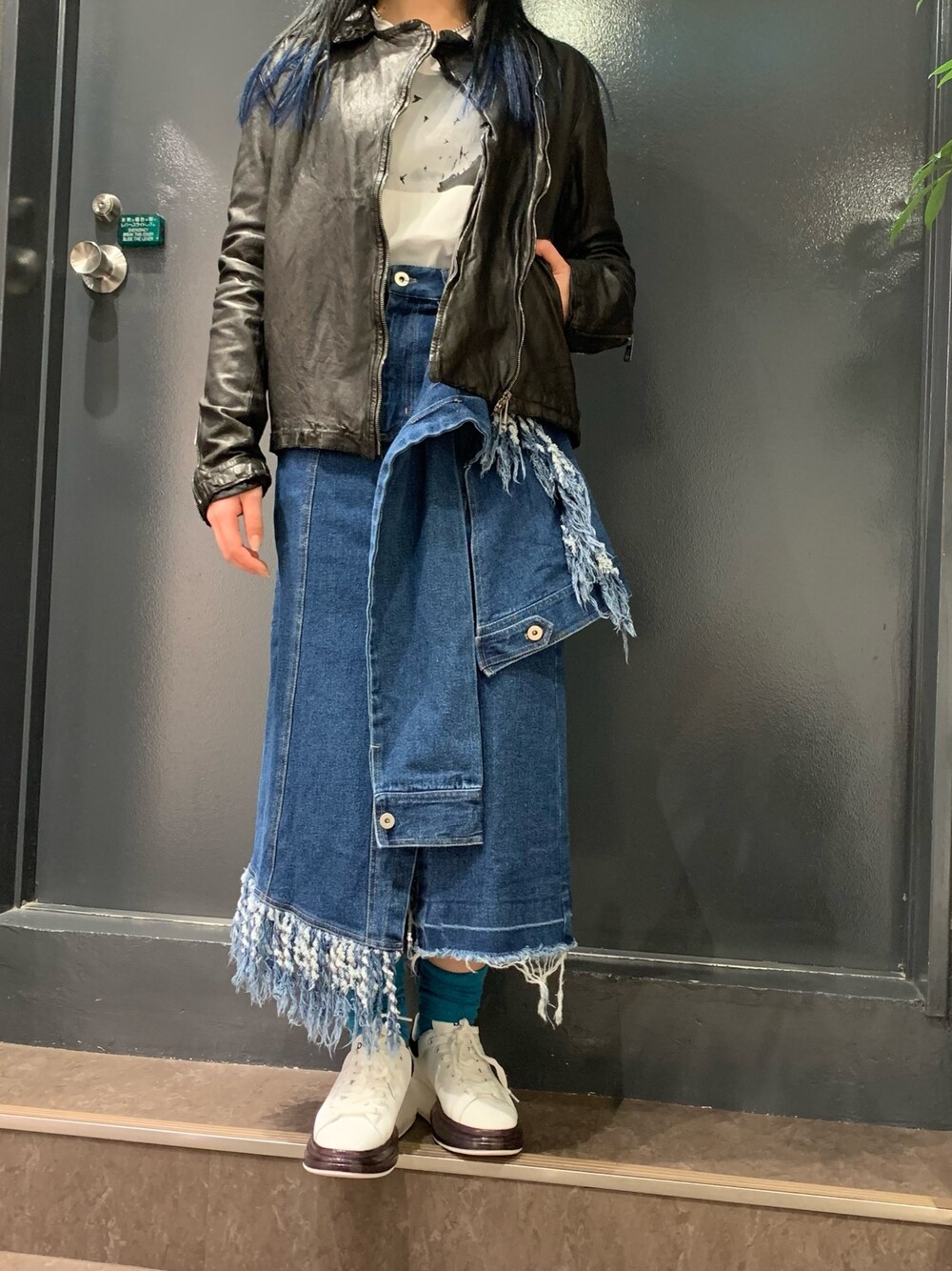 「デニムスカート、レザー、レザージャケット、ライダース、カッコイイ女子、スニーカー、大人カジュアル、スカート、ロングスカート、アシンメトリー」｜「AULA AILAのAULA AILA（アウラ アイラ）別注アームラップデニムスカート（デニムスカート、ブルー系）」を使った、ayakaさん（レディース・160cm）の冬コーディネートの1枚目の写真