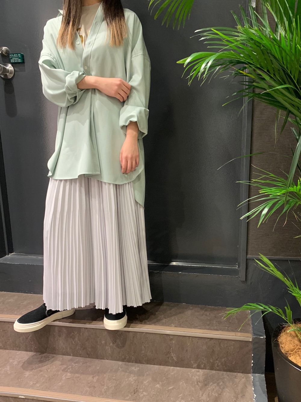 「ファッションの力を信じよう、ロングスカート、プリーツスカート、シャツスタイル、ロングシャツ、オーバーサイズ、大人かわいい、ペールトーン、ミントグリーン、大人女子」｜「DROIT BELLOのDROIT BELLO（ドロイトベロ）ランダムプリーツロングスカート（スカート、シルバー系）」を使った、ayakaさん（レディース・160cm）の冬コーディネートの1枚目の写真