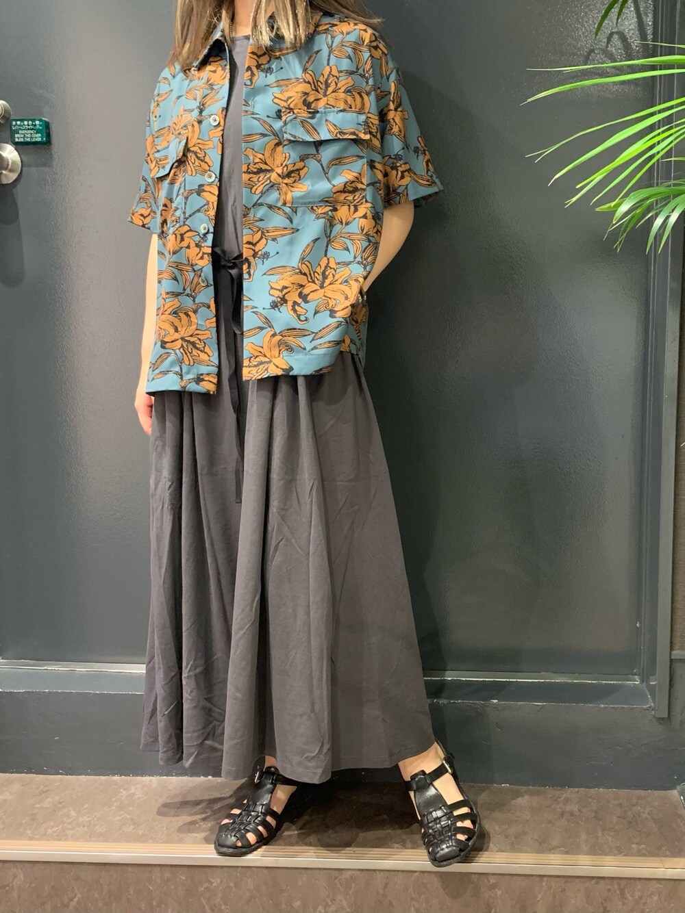 「ワンピース、柄シャツ、花柄、大人カジュアル、ロングワンピース、シャツスタイル、半袖シャツ、B2nd、B2nd名古屋、ファッションの力を信じよう」｜「DROIT BELLOのDROIT BELLO（ドロイトベロ）別注フラワープリントシャツ（シャツ/ブラウス、ブルー系）」を使った、ayakaさん（レディース・160cm）の夏コーディネートの1枚目の写真