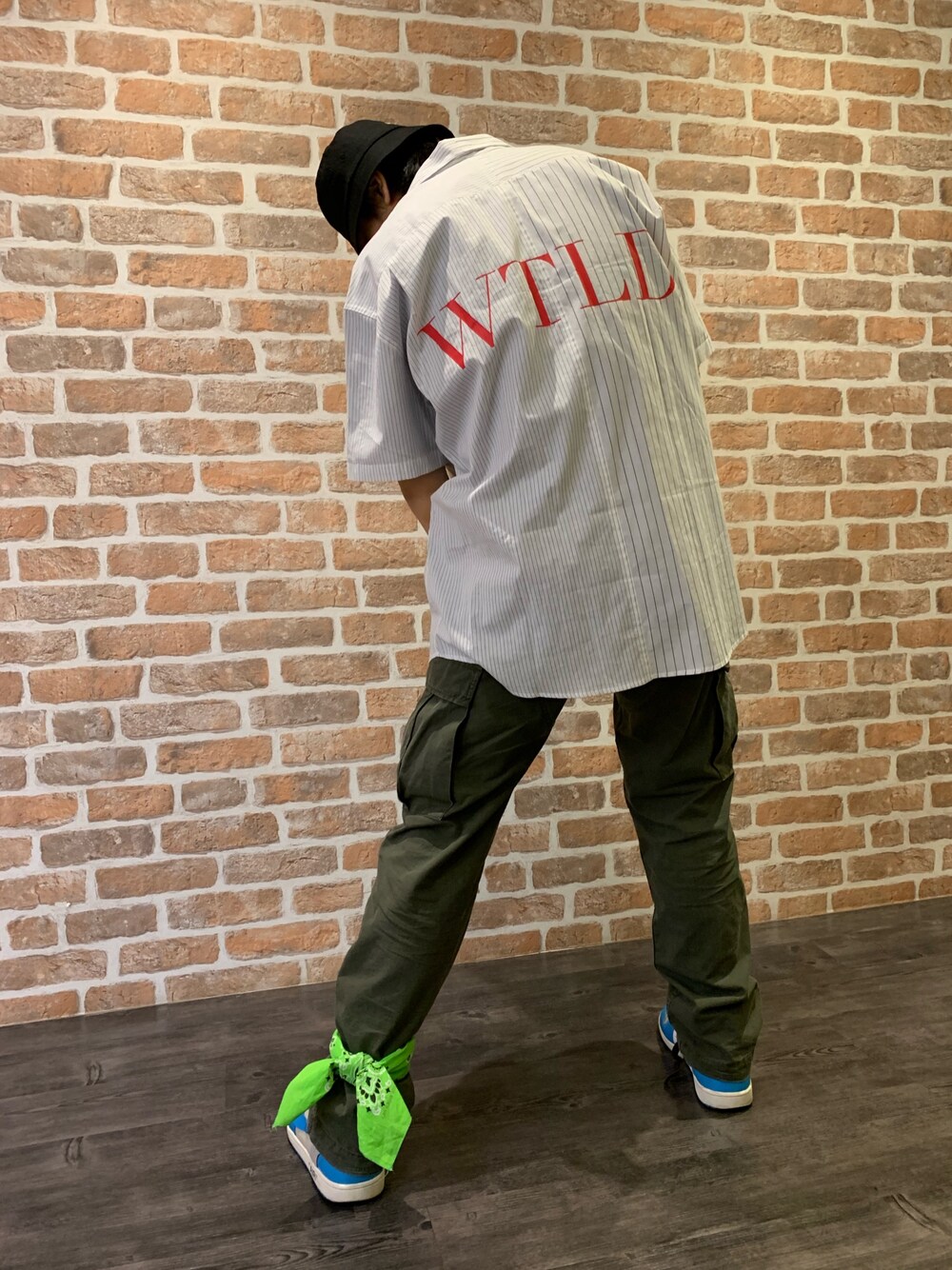 「NIKE、LHP、ストライプ、バケットハット、WHITELAND BLACKBURN、LHP新宿」｜「WHITELANDのWHITELAND/ホワイトランド/HAT（ハット、ブラック系）」を使った、takuya satoさん（メンズ・182cm）の春コーディネートの1枚目の写真