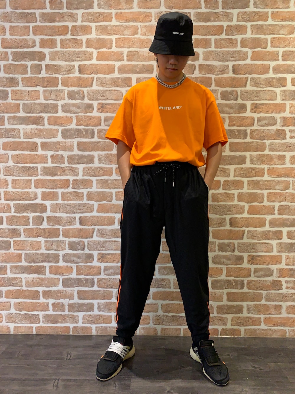 「NIKE、LHP、オレンジ、Danke schon、シンプルコーデ、WHITELAND BLACKBURN、お洒落さんとつながりたい、LHP新宿」｜「WHITELANDのWHITELAND/ホワイトランド/HAT（ハット、ブラック系）」を使った、takuya satoさん（メンズ・182cm）の夏コーディネートの1枚目の写真