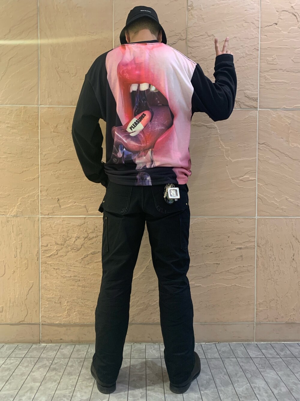 「LHP、ロンT、春コーデ、バケットハット、おしゃれさんと繋がりたい、lhpikebukuro、pleasures」｜「WHITELANDのWHITELAND/ホワイトランド/HAT（ハット、ブラック系）」を使った、takuya satoさん（メンズ・182cm）の春コーディネートの1枚目の写真