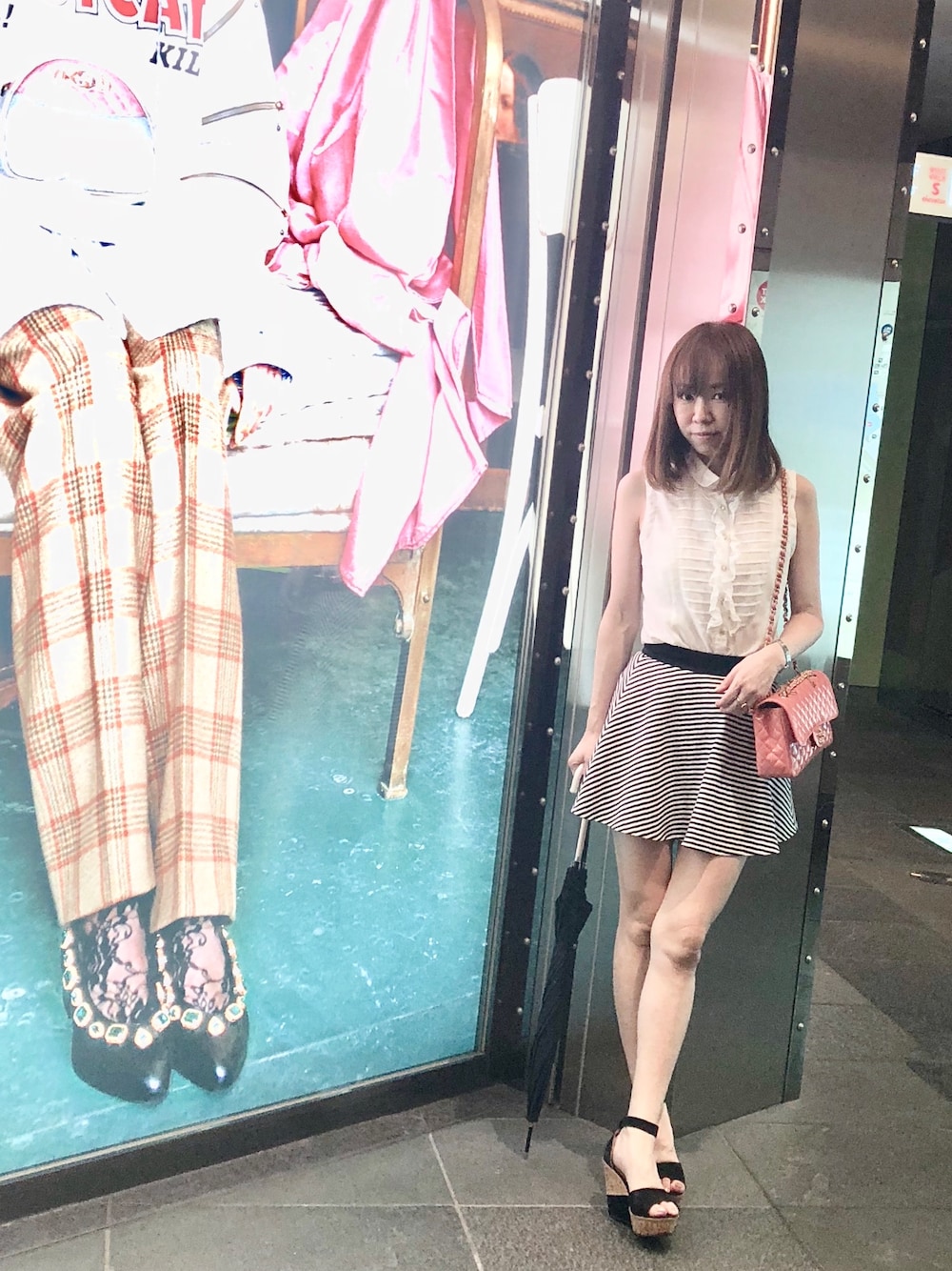 「ブラック、おしゃれさんと繋がりたい、スカート、ストライプ、ストライプスカート、LOVELESS、ブラウス×スカート、ブラウス、カジュアルコーデ」｜「LOVELESSのアイテム（シャツ/ブラウス、ホワイト系）」を使った、joeさん（レディース・157cm）の夏コーディネートの1枚目の写真