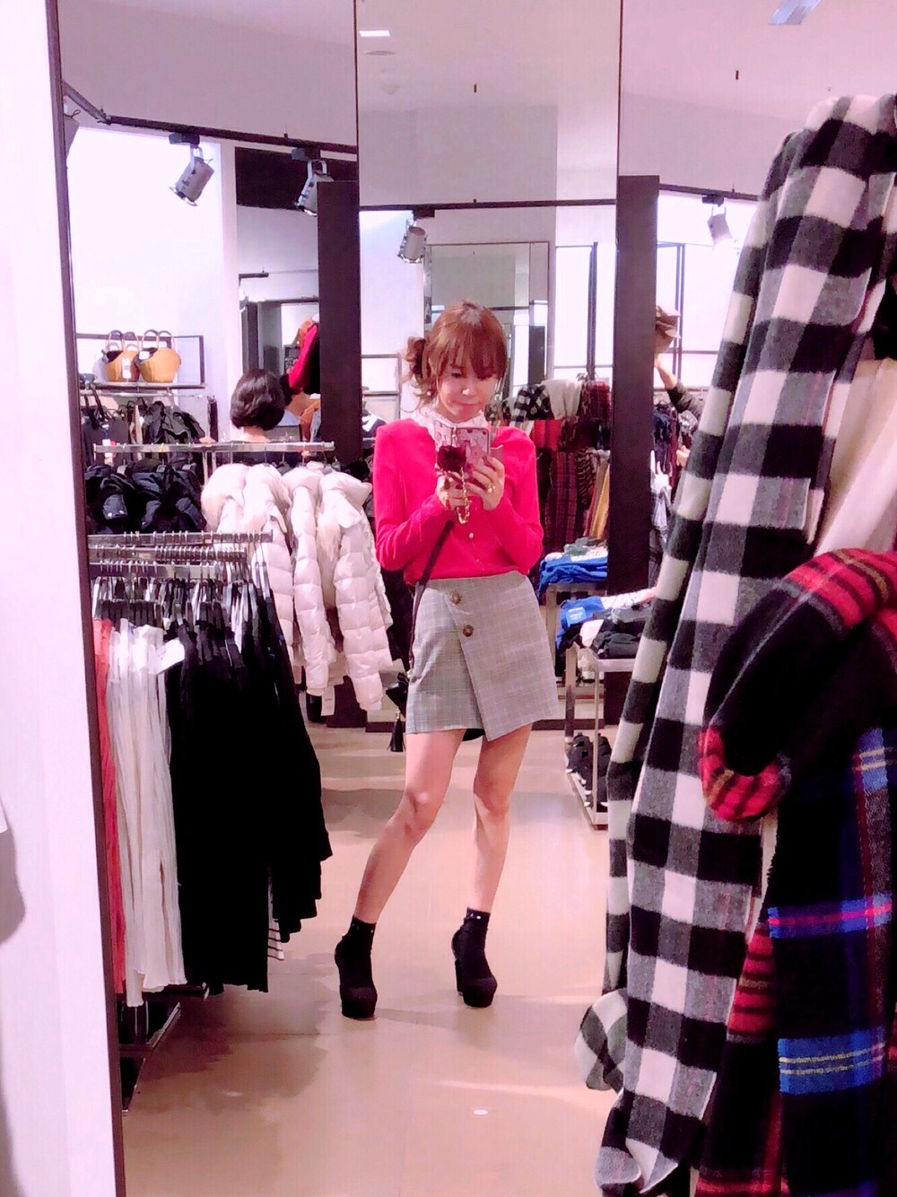 「ショートパンツ、パンプス×靴下、パンプス、大人カジュアル、秋のコーデ、プチプラコーデ、赤」｜「ZARAのアイテム（パンツ、その他）」を使った、joeさん（レディース・158cm）の秋コーディネートの1枚目の写真