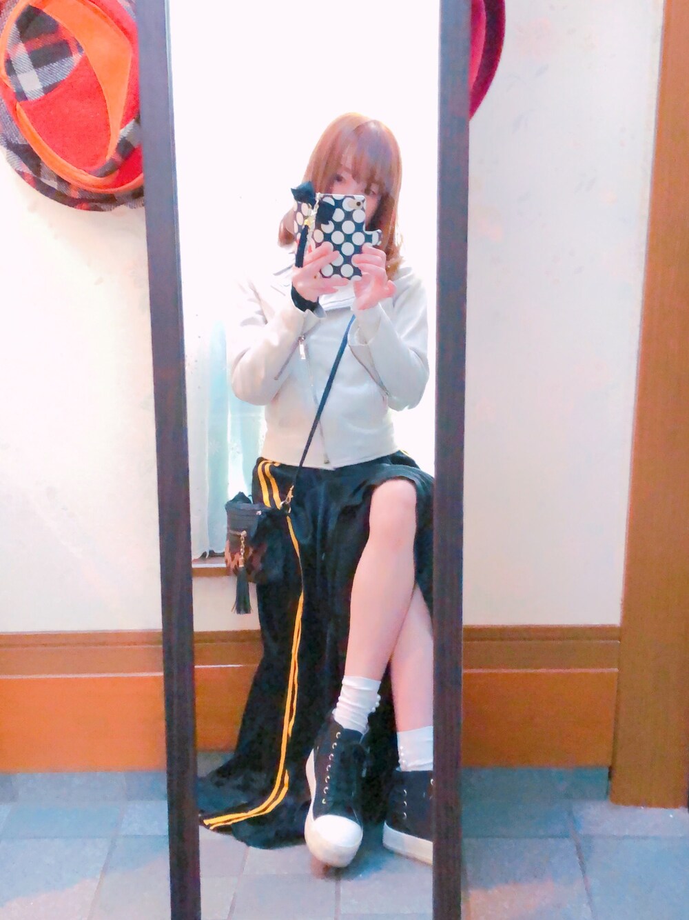 「大人カジュアル、ラフ、スナイデル、snidel、スニーカー」｜「MURUAのリアルレザーライダース（ライダースジャケット、ホワイト系）」を使った、joeさん（レディース・158cm）の冬コーディネートの1枚目の写真