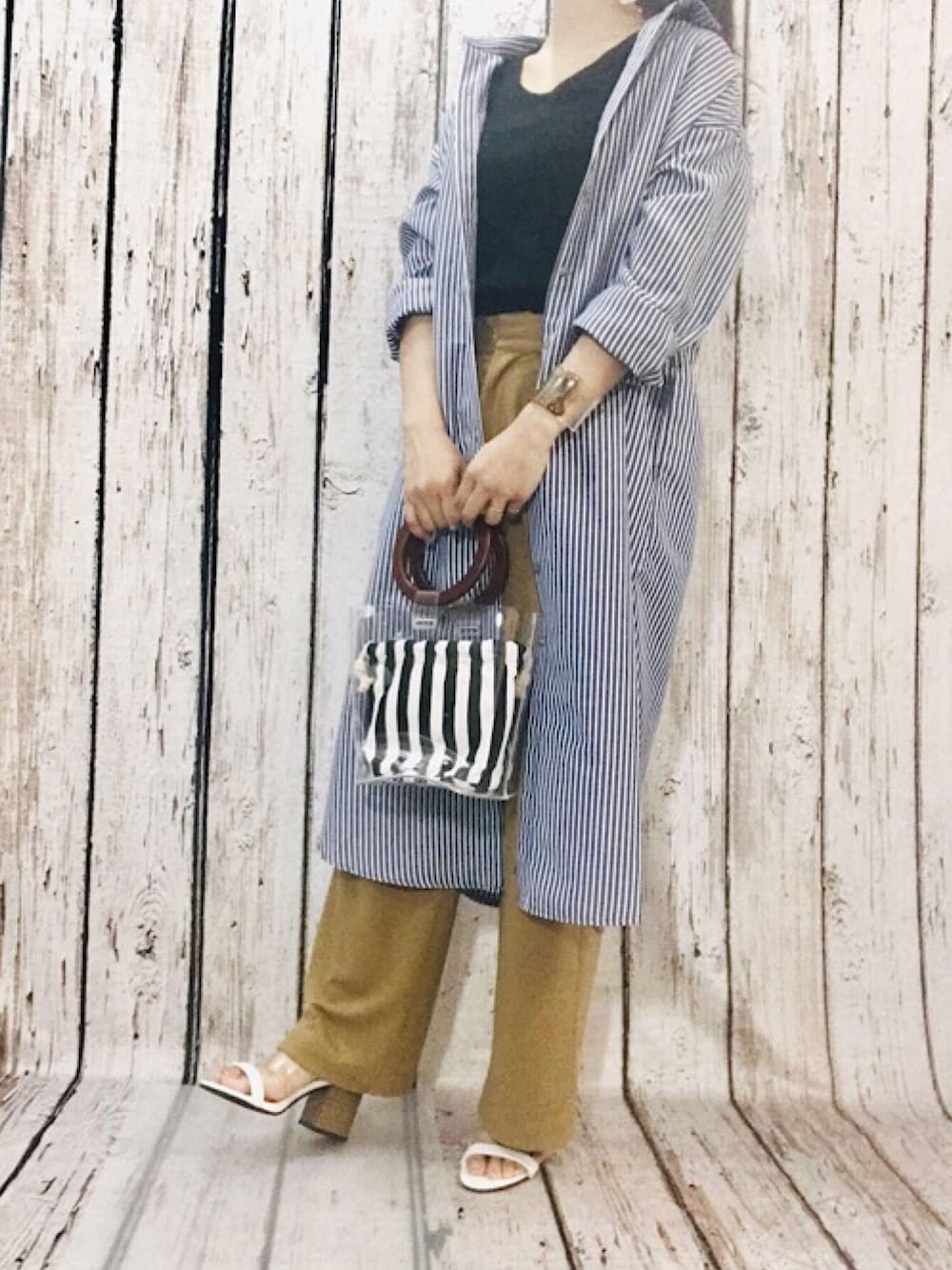 イエロー系のその他パンツ、ホワイト系のサンダル、ブルー系のワンピースを着用したレディースの春コーディネートの1枚目の写真