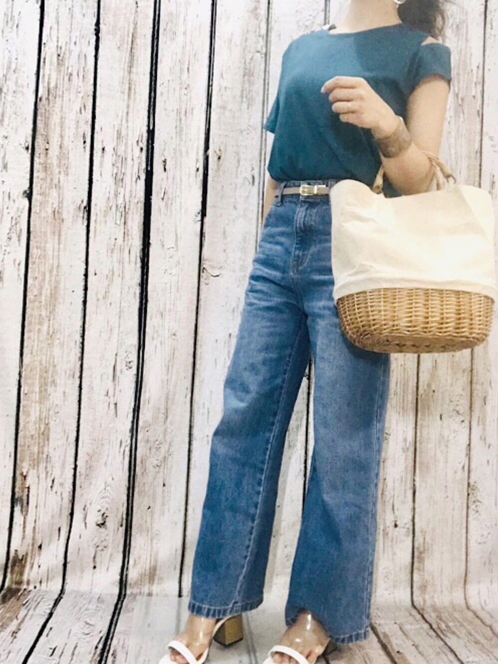 ブルー系のデニムパンツ、ホワイト系のサンダル、グリーン系のTシャツ/カットソーを着用したレディースの夏コーディネートの1枚目の写真