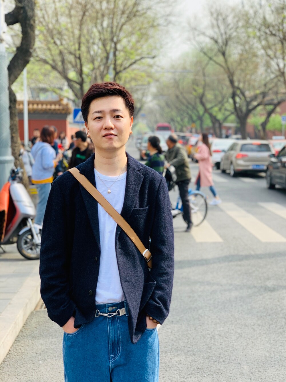 「胡同」｜「UNIQLOのアイテム（テーラードジャケット、ブルー系）」を使った、KokiShoさん（メンズ・180cm）の春コーディネートの1枚目の写真