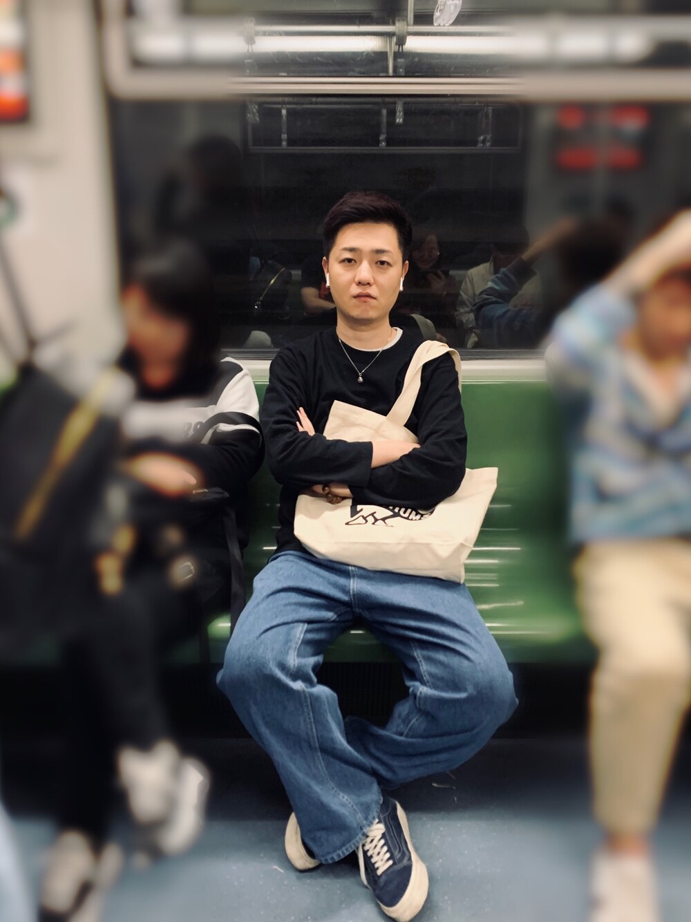 「地铁里、五一出行」｜「CHUMSのアイテム（デニムパンツ、ブルー系）」を使った、KokiShoさん（メンズ・180cm）の春コーディネートの1枚目の写真