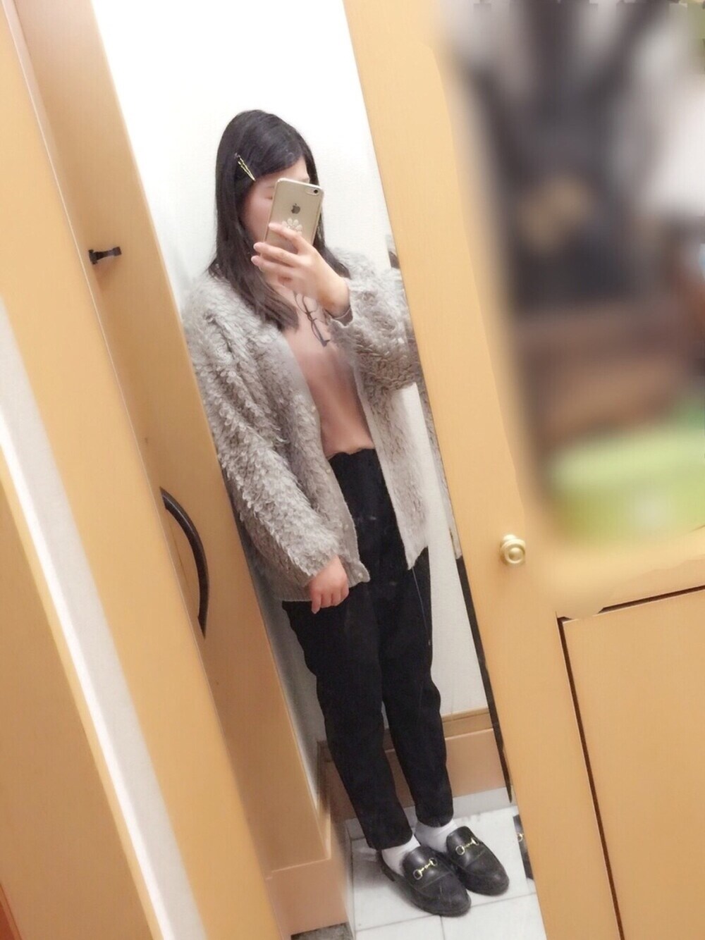 ピンク系のニット/セーター、グレー系のカーディガン/ボレロ、ブラック系のパンツを着用したレディースの冬コーディネートの1枚目の写真
