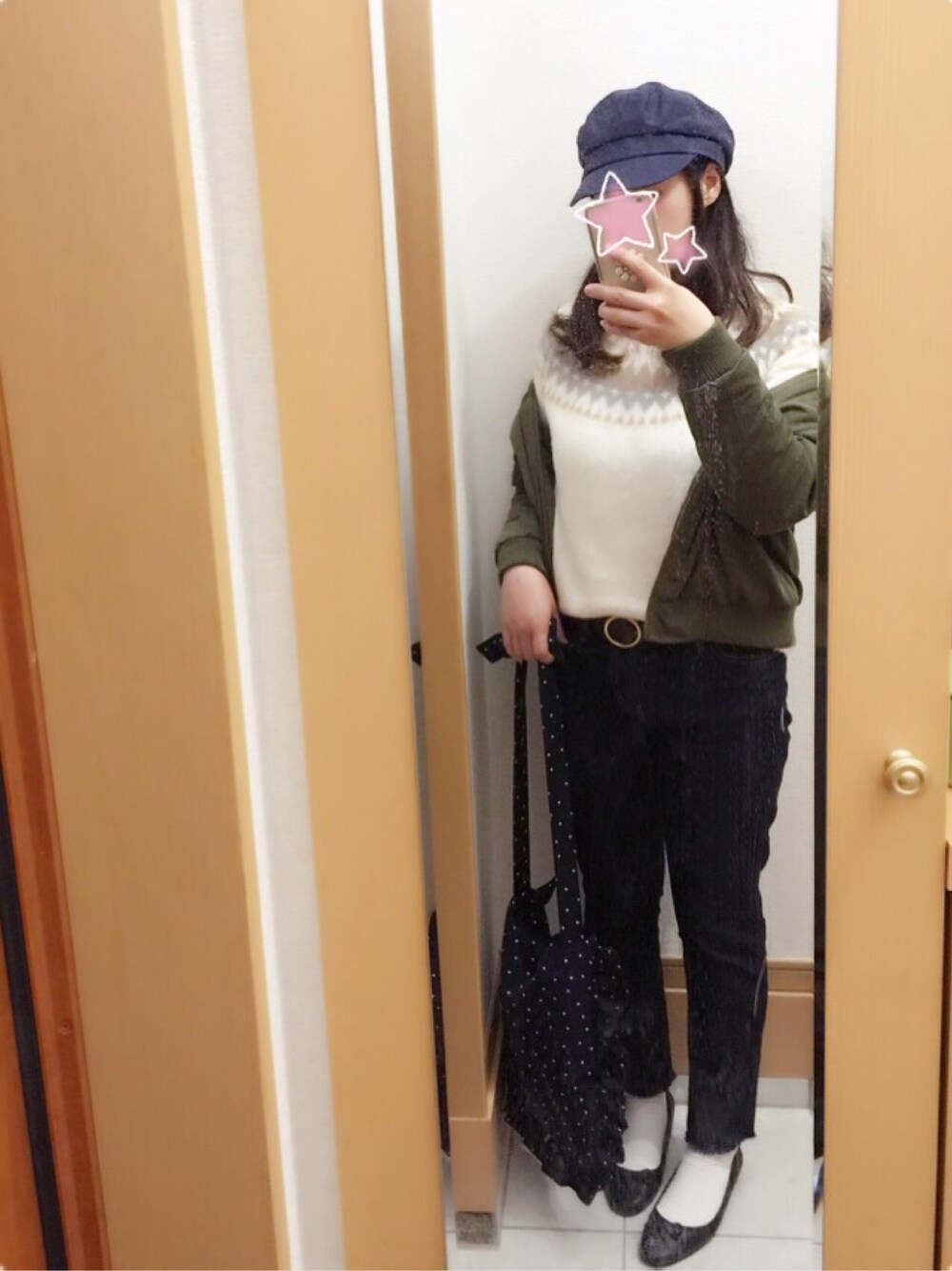 ホワイト系のニット/セーター、グリーン系のMA-1、ブルー系のデニムパンツを着用したレディースの春コーディネートの1枚目の写真