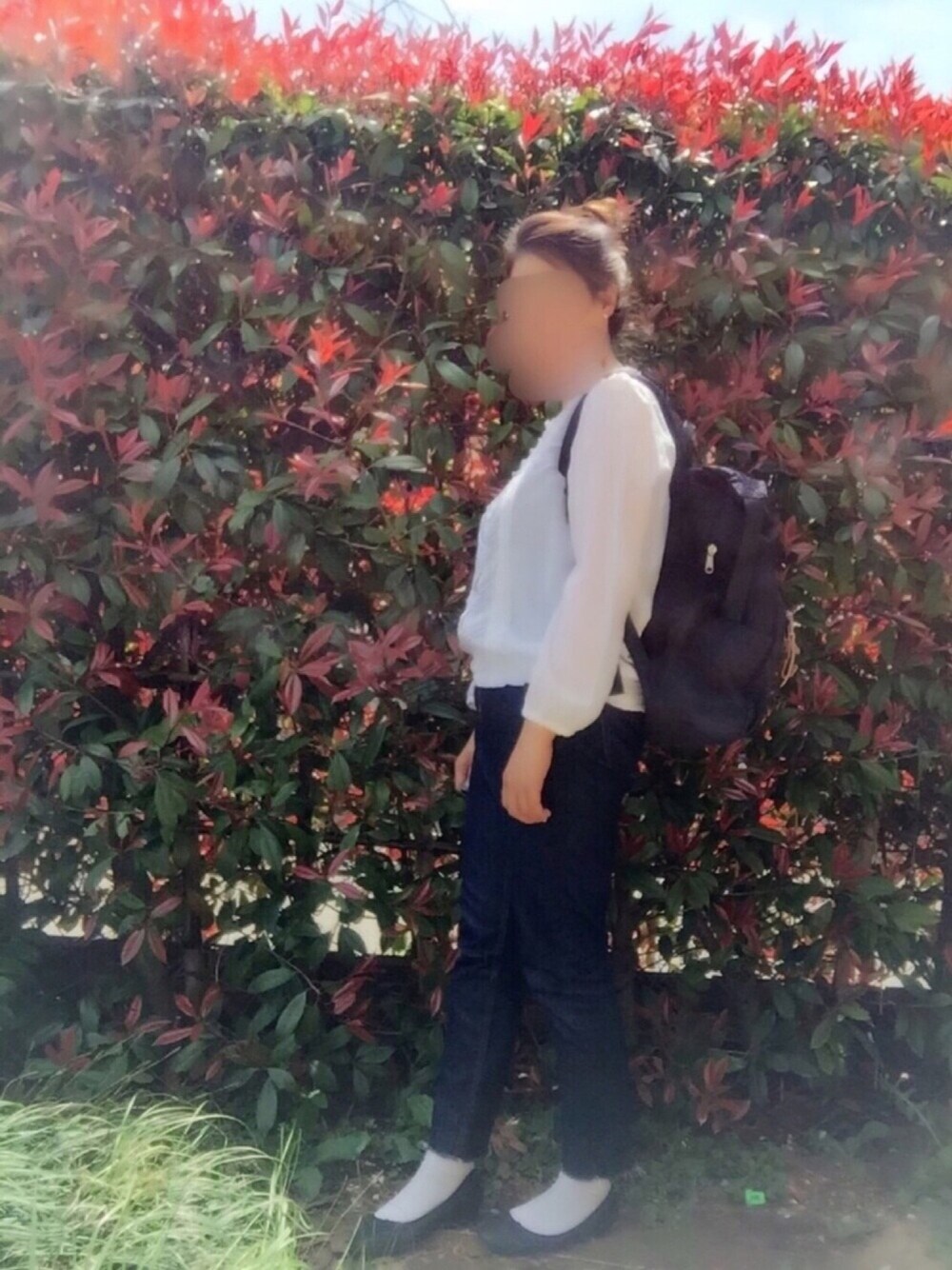 ブラック系のバックパック/リュック、ホワイト系のシャツ/ブラウス、ブルー系のデニムパンツを着用したレディースの春コーディネートの1枚目の写真