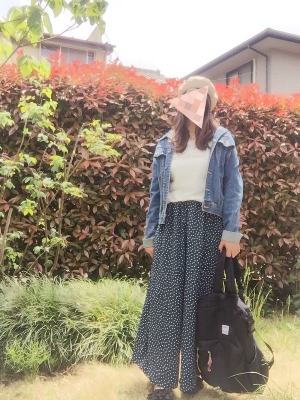 ホワイト系のTシャツ/カットソー、ブラック系のバックパック/リュック、ブラック系のサンダルを着用したレディースの春コーディネートの1枚目の写真