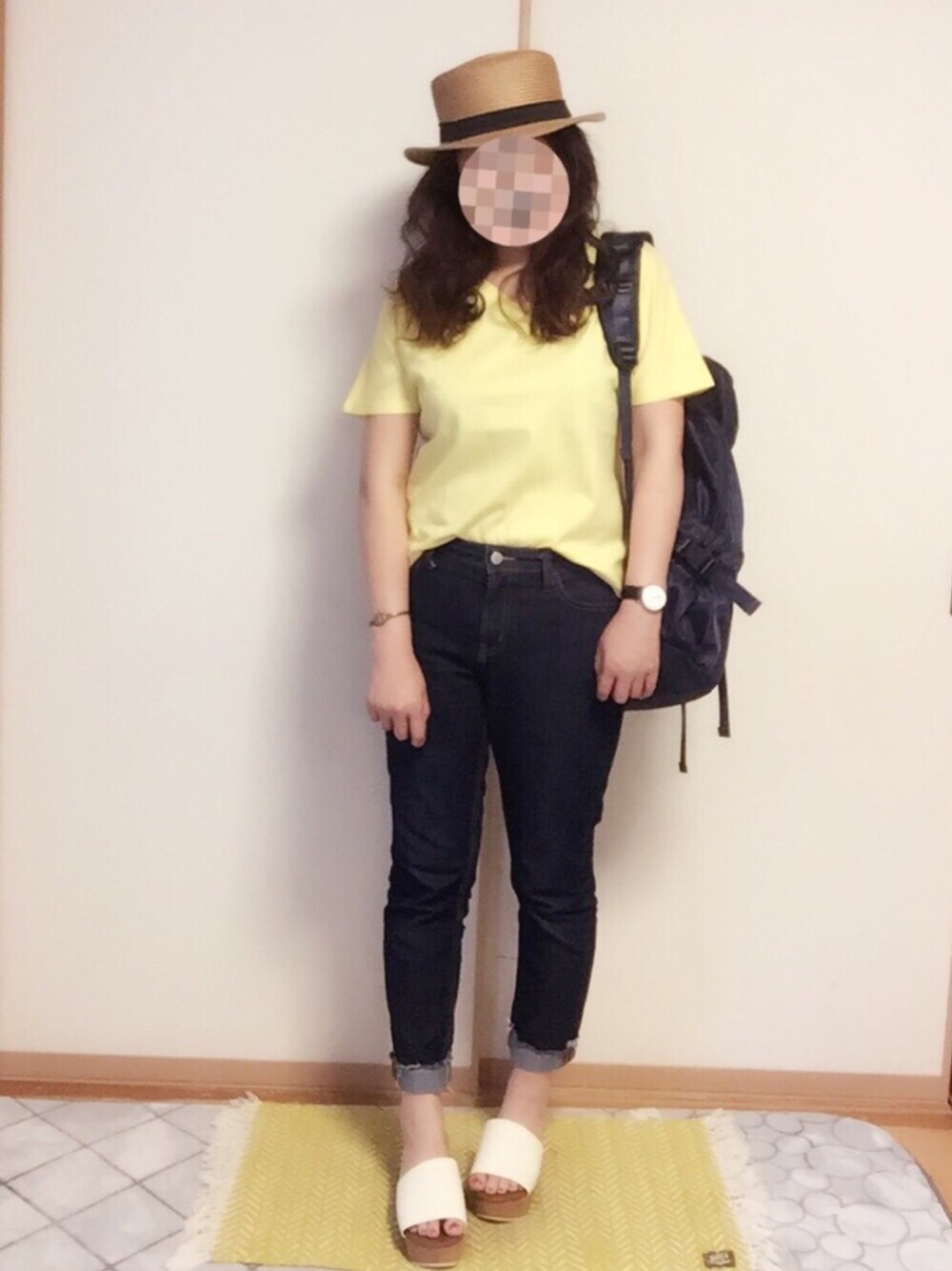 ホワイト系のサンダル、イエロー系のTシャツ/カットソー、ブルー系のバックパック/リュックを着用したレディースの春コーディネートの1枚目の写真