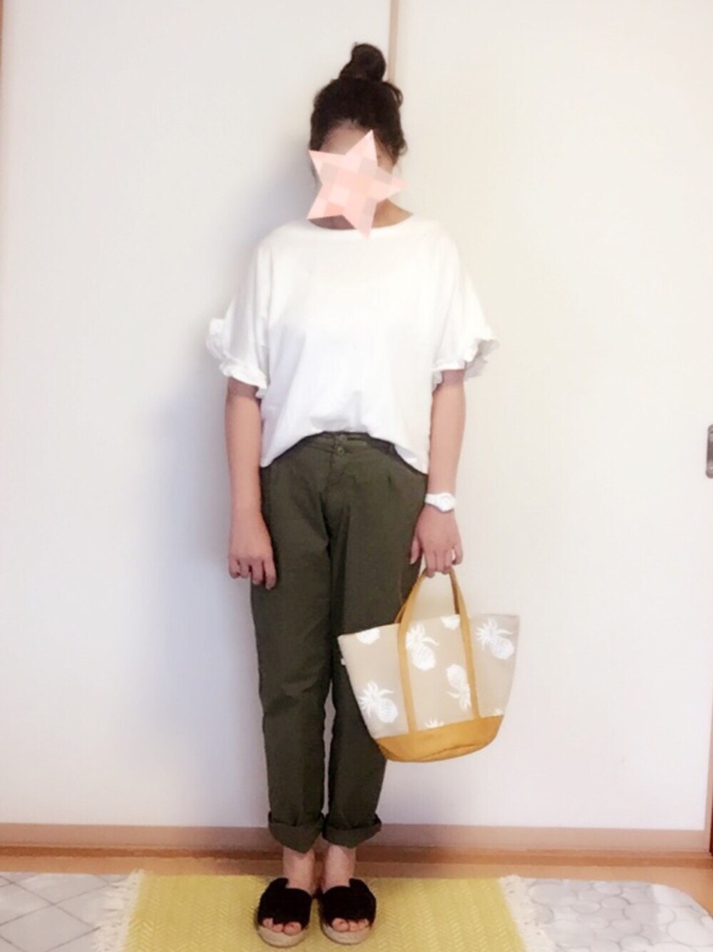 ホワイト系のTシャツ/カットソー、グリーン系のその他パンツ、ブラック系のサンダルを着用したレディースの夏コーディネートの1枚目の写真