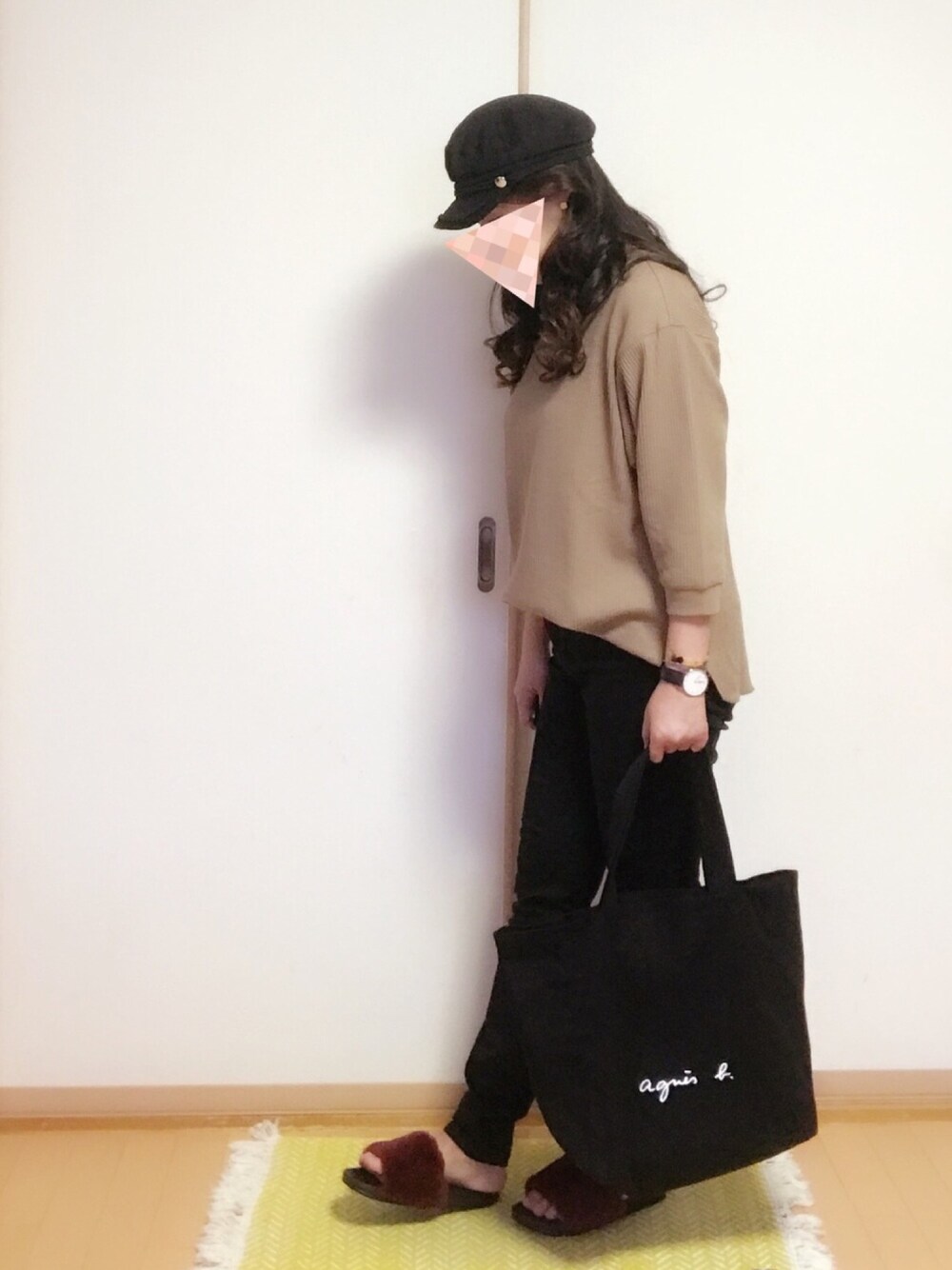 ベージュ系のTシャツ/カットソー、ブラック系のトートバッグ、ブラック系のパンツを着用したレディースの秋コーディネートの1枚目の写真