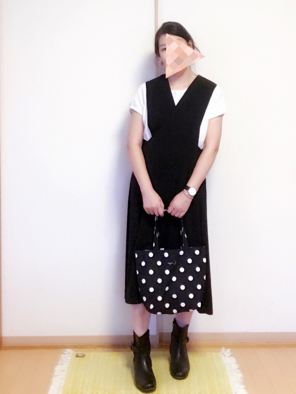 ホワイト系のTシャツ/カットソー、ブラック系のジャンパースカート、ブラック系のトートバッグを着用したレディースの秋コーディネートの1枚目の写真