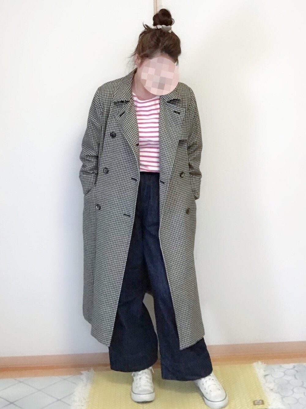 ブラック系のジャケット/アウター、ピンク系のTシャツ/カットソー、ブルー系のデニムパンツを着用したレディースの冬コーディネートの1枚目の写真