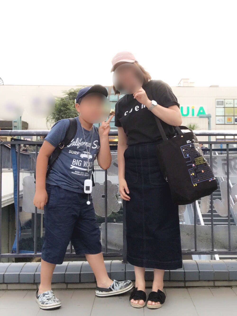 ブラック系のTシャツ/カットソー、ブルー系のデニムスカート、ブラック系のサンダルを着用したレディースの夏コーディネートの1枚目の写真