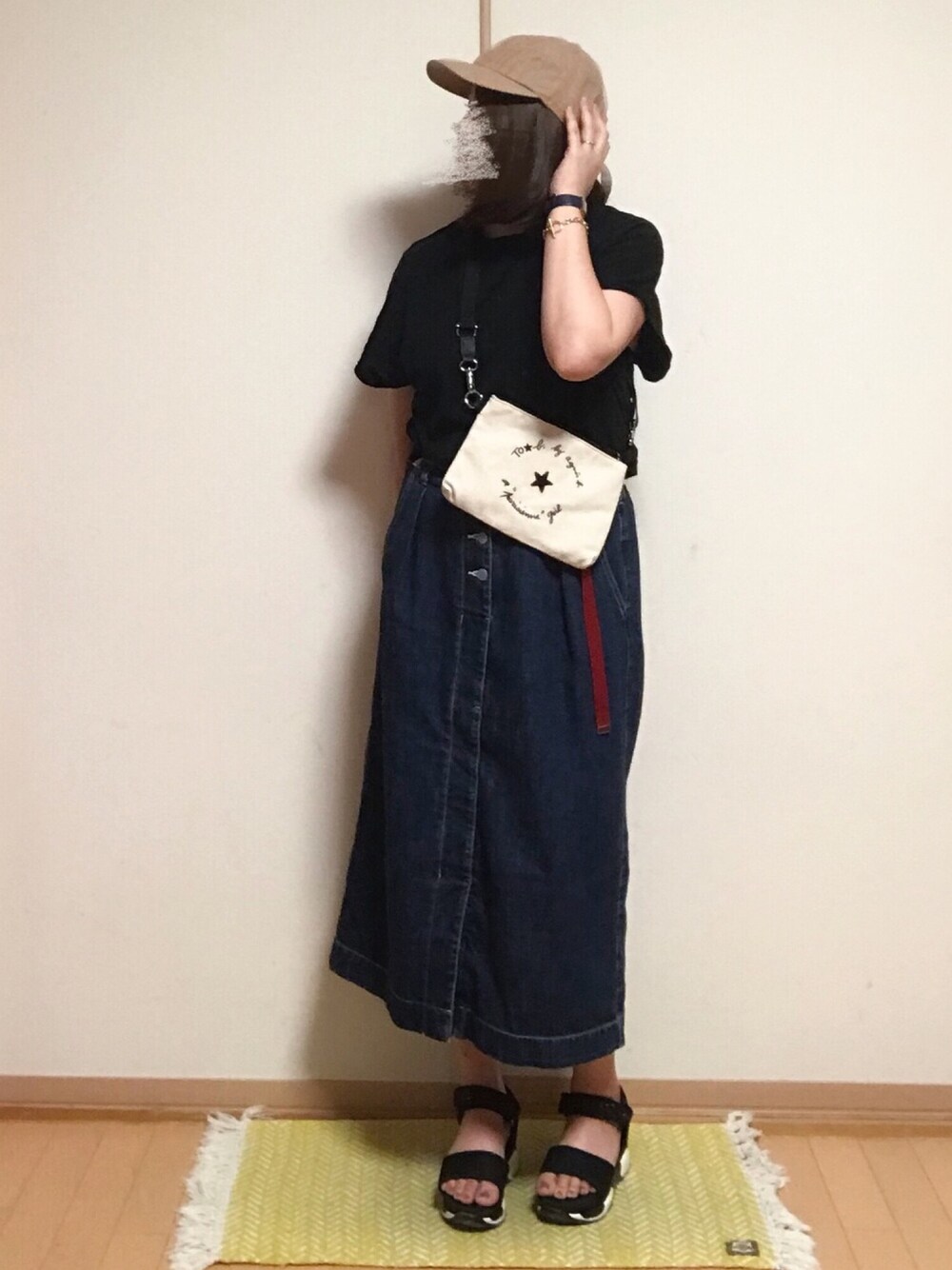 ブラック系のTシャツ/カットソー、ベージュ系のショルダーバッグ、ブルー系のデニムスカートを着用したレディースの夏コーディネートの1枚目の写真