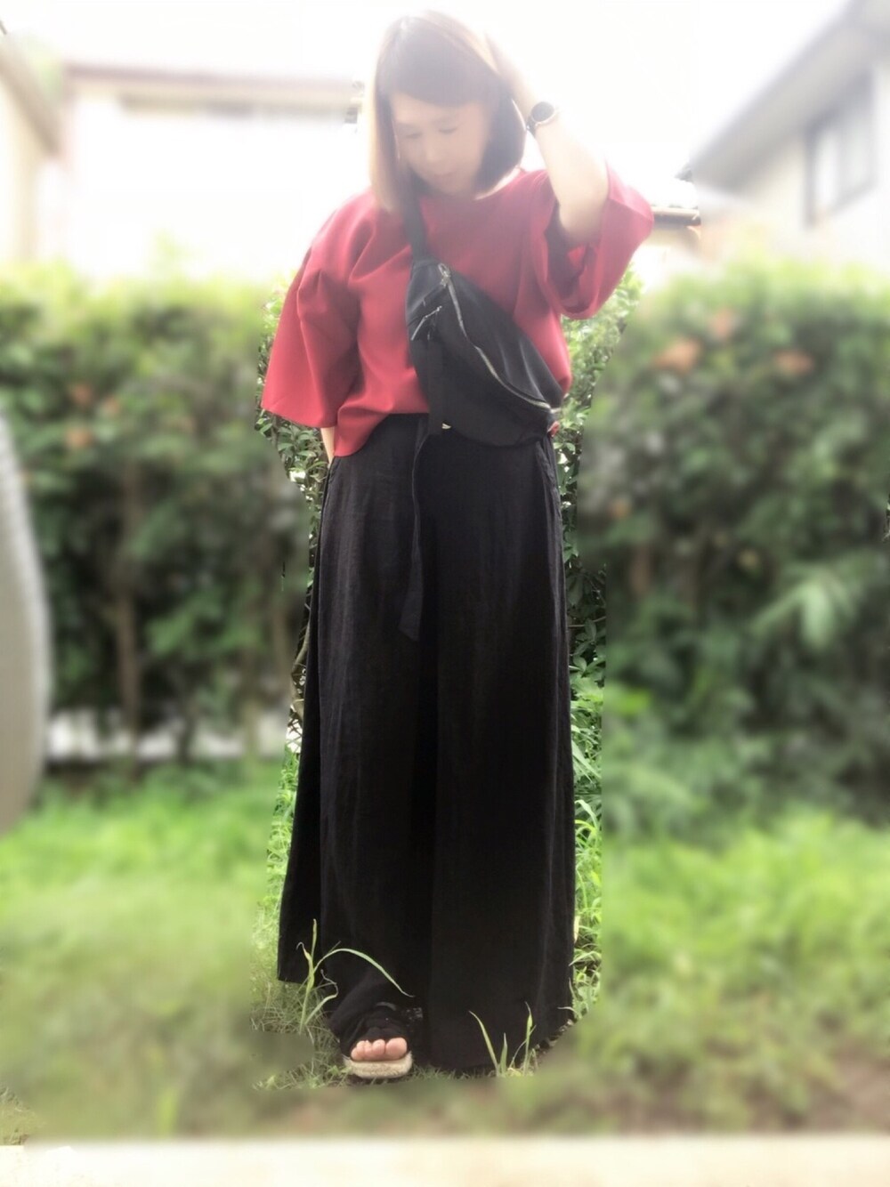 レッド系のシャツ/ブラウス、ブラック系のその他パンツ、ブラック系のボディバッグ/ウエストポーチを着用したレディースの夏コーディネートの1枚目の写真