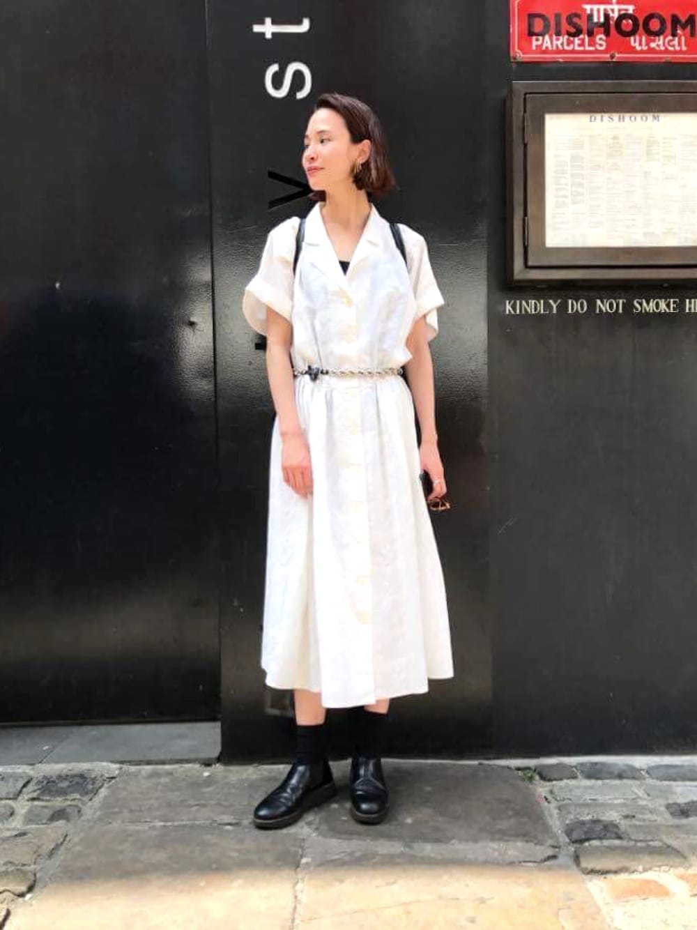 「大人カジュアル、白、ワンピース」｜「TOGA PULLAのTOGA PULLA チェーンベルト（ベルト、ブラック系）」を使った、Julia Shortreedさん（レディース・171cm）の夏コーディネートの1枚目の写真