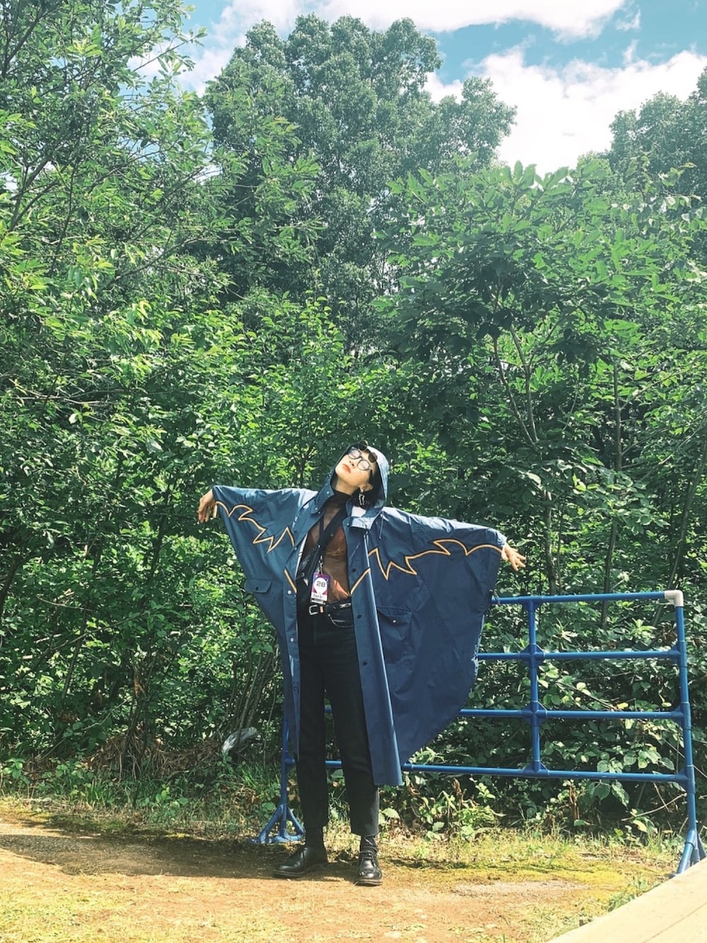 「TOGA、TOGA PULLA、フェススタイル」｜「TOGAのTOGA × OUTDOOR PRODUCTS （ポンチョ、ブルー系）」を使った、Julia Shortreedさん（レディース・171cm）の夏コーディネートの1枚目の写真