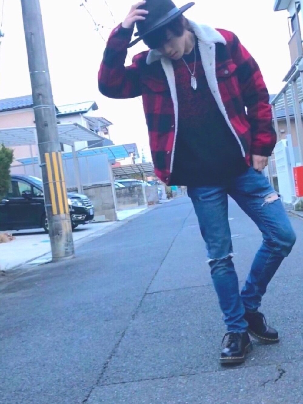 「おしゃれさんと繋がりたい、冬、革靴、ドクターマーチン、ハット、ダメージジーンズ、休日スタイル」｜「Bershkaのダメージジーンズ（デニムパンツ、ブルー系）」を使った、tokiさん（メンズ・165cm）の冬コーディネートの1枚目の写真