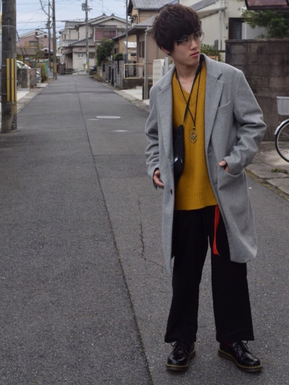 「お洒落さんとつながりたい、春コーデ、サコッシュ、ワイドパンツ、ガチャベルト、Dr.Martens、ドクターマーチン、ニット、チェスターコート、SENSEOFPLACE」｜「no brandのアイテム（メガネ、ホワイト系）」を使った、tokiさん（メンズ・165cm）の春コーディネートの1枚目の写真