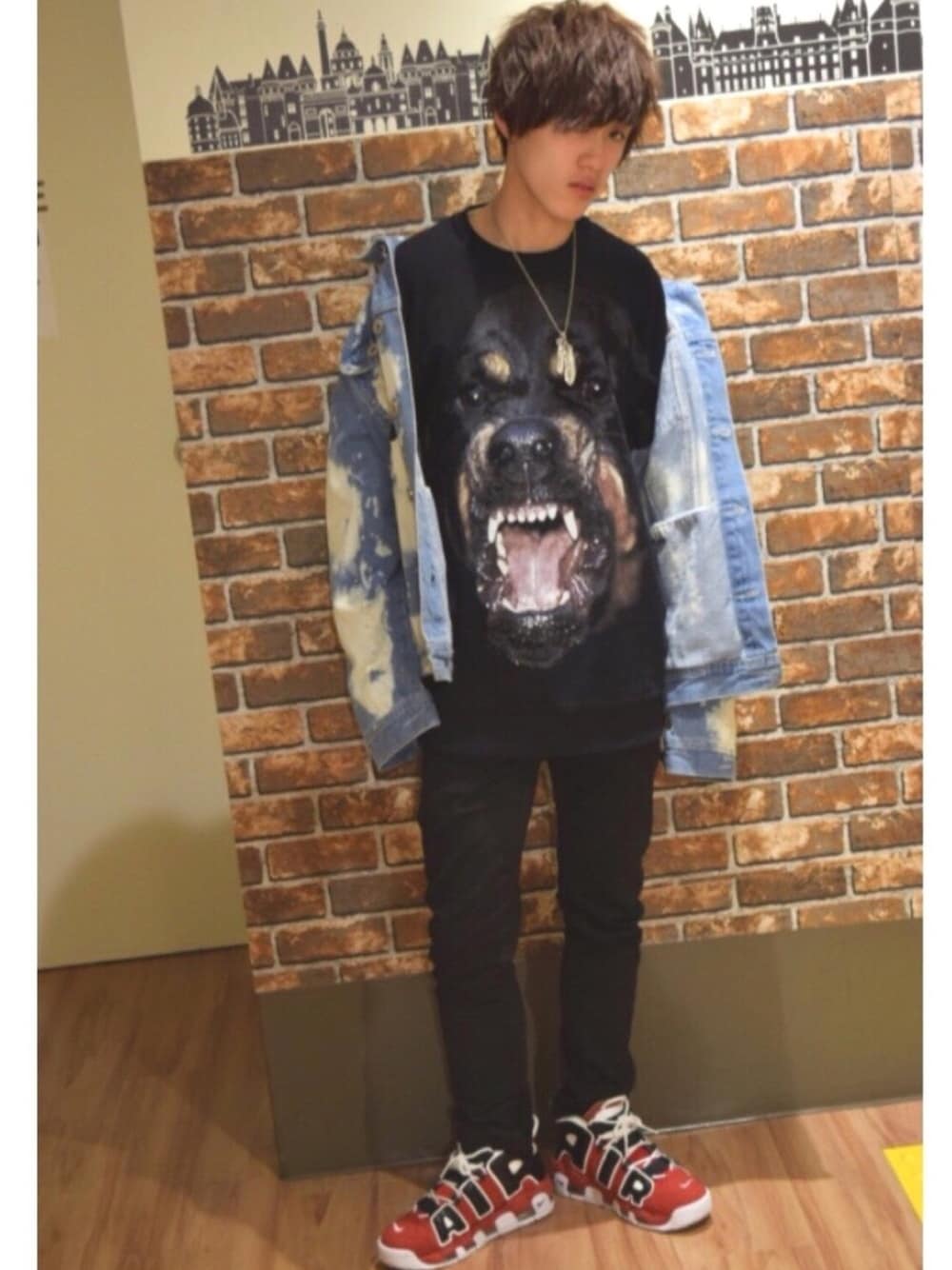 「おしゃれさんと繋がりたい、デニムジャケット、ジバンシィ、ロットワイラー、ROTTWEILER、モアテン、NIKE、黒スキニー、リーバイス、MARC BY MARC JACOBS」｜「no brandのフェザーネックレス（ネックレス、シルバー系）」を使った、tokiさん（メンズ・165cm）の春コーディネートの1枚目の写真