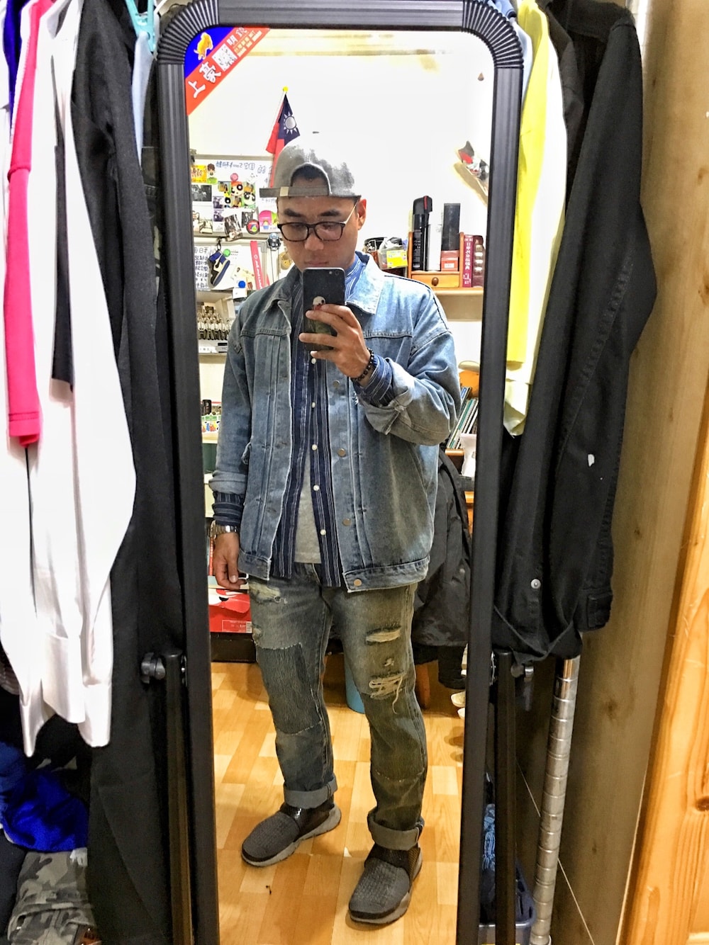 「自有品牌のアイテム（デニムジャケット、ブルー系）」を使った、Old wuさん（メンズ・173cm）の冬コーディネートの1枚目の写真