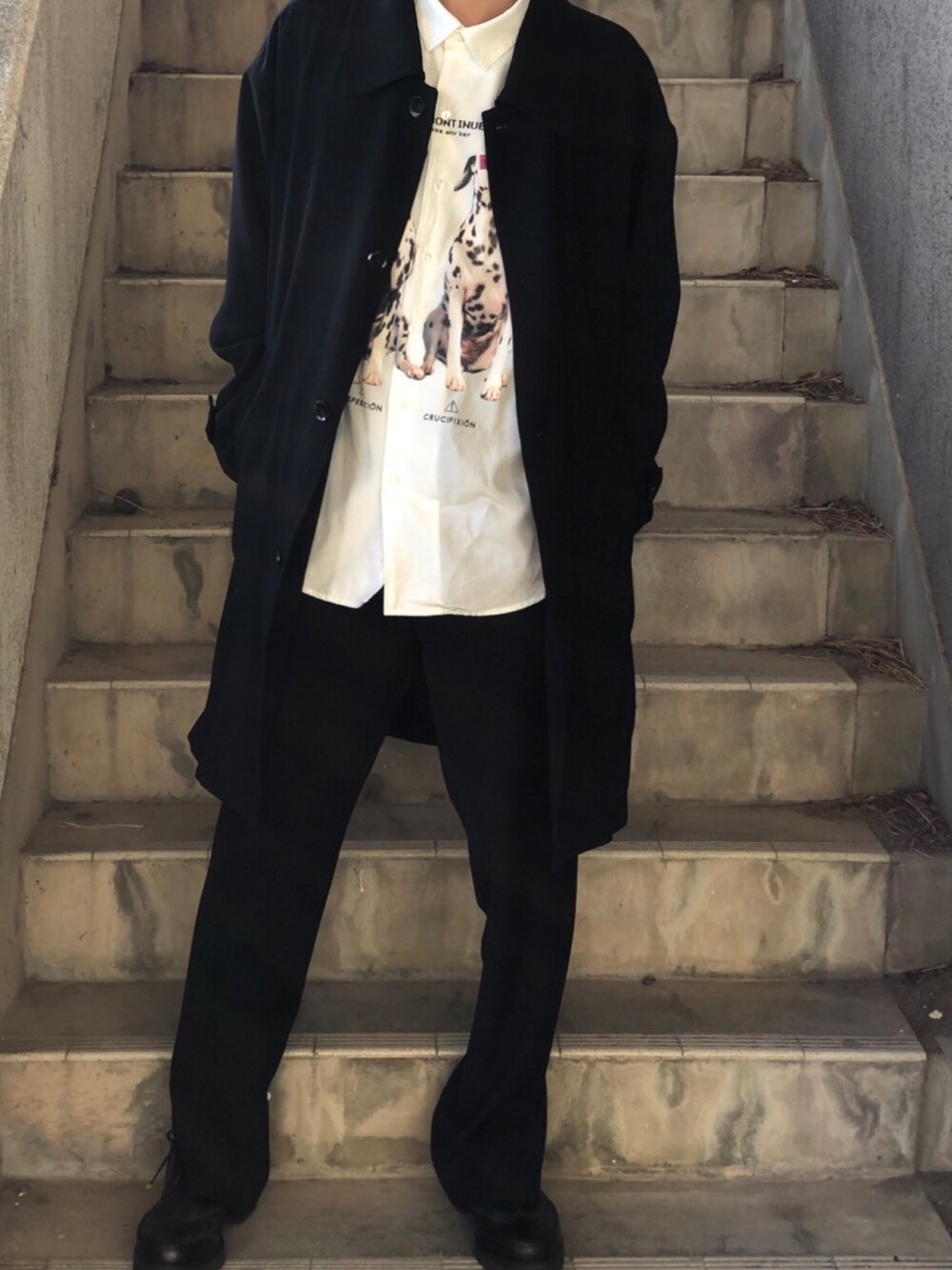 「SHAREEF、CULLNI、HARE、コート、シャツスタイル、黒、白、学校」｜「SHAREEFの"DALMATIAN"  BIG SHIRTS（シャツ/ブラウス、ホワイト系）」を使った、Toya  Araiさん（メンズ・173cm）の春コーディネートの1枚目の写真