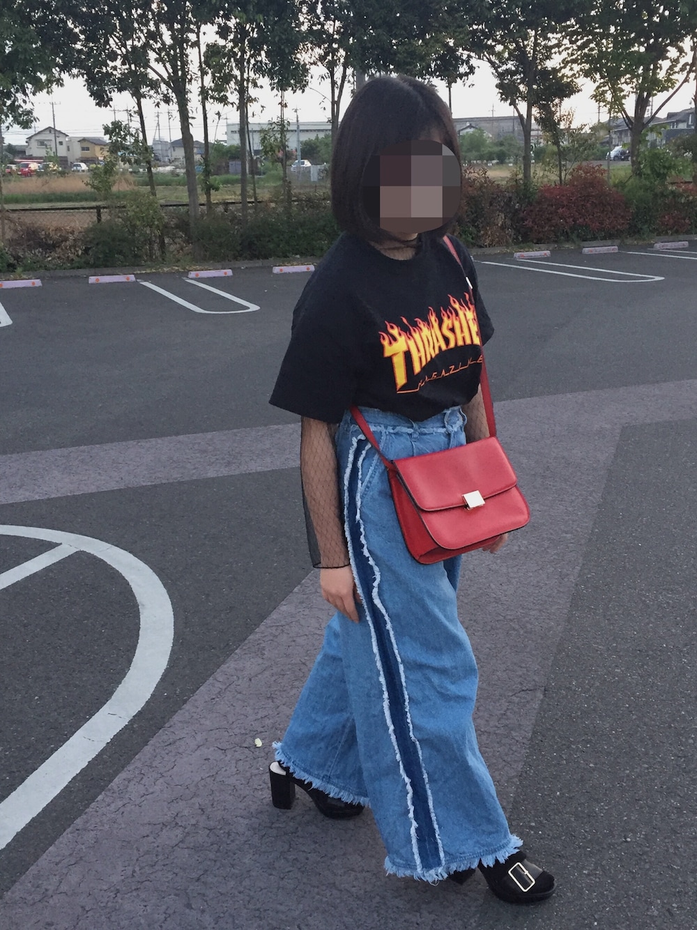 ブラック系のTシャツ/カットソー、レッド系のショルダーバッグ、ブラック系のトップスを着用したレディースの春コーディネートの1枚目の写真