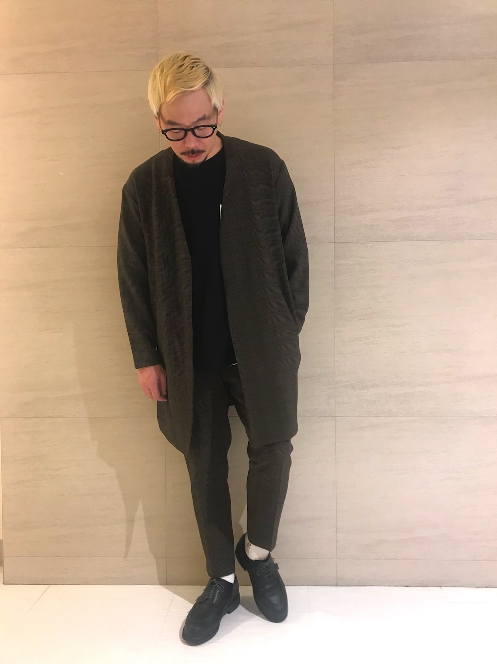 ブラウン系のノーカラージャケット、ブラック系のTシャツ/カットソー、ブラウン系のその他パンツを着用したメンズの夏コーディネートの1枚目の写真