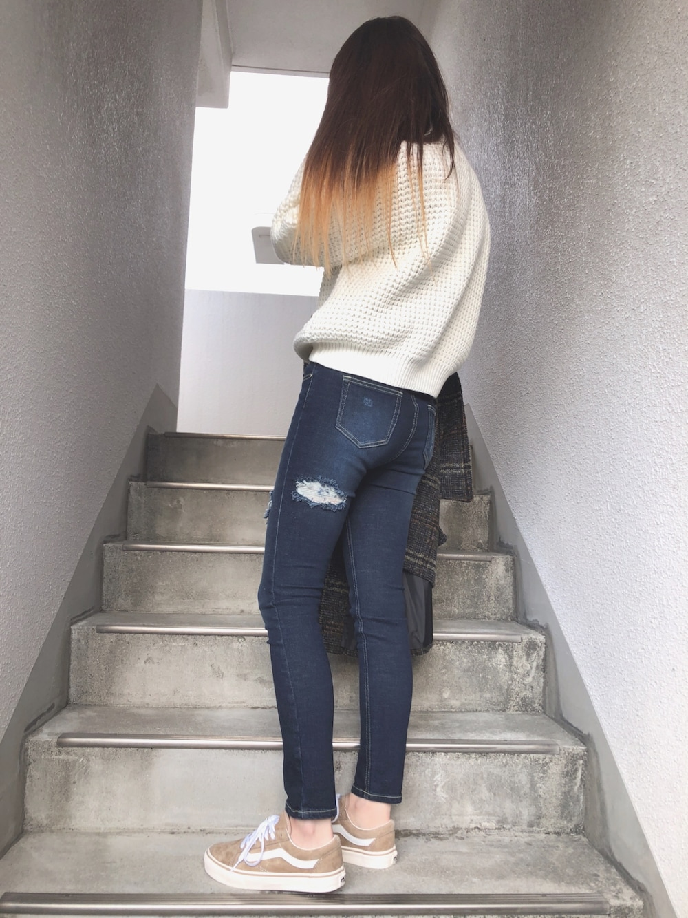 「EMODAのロングウールコート（チェスターコート、その他）」を使った、aoiさん（レディース・161cm）の冬コーディネートの1枚目の写真