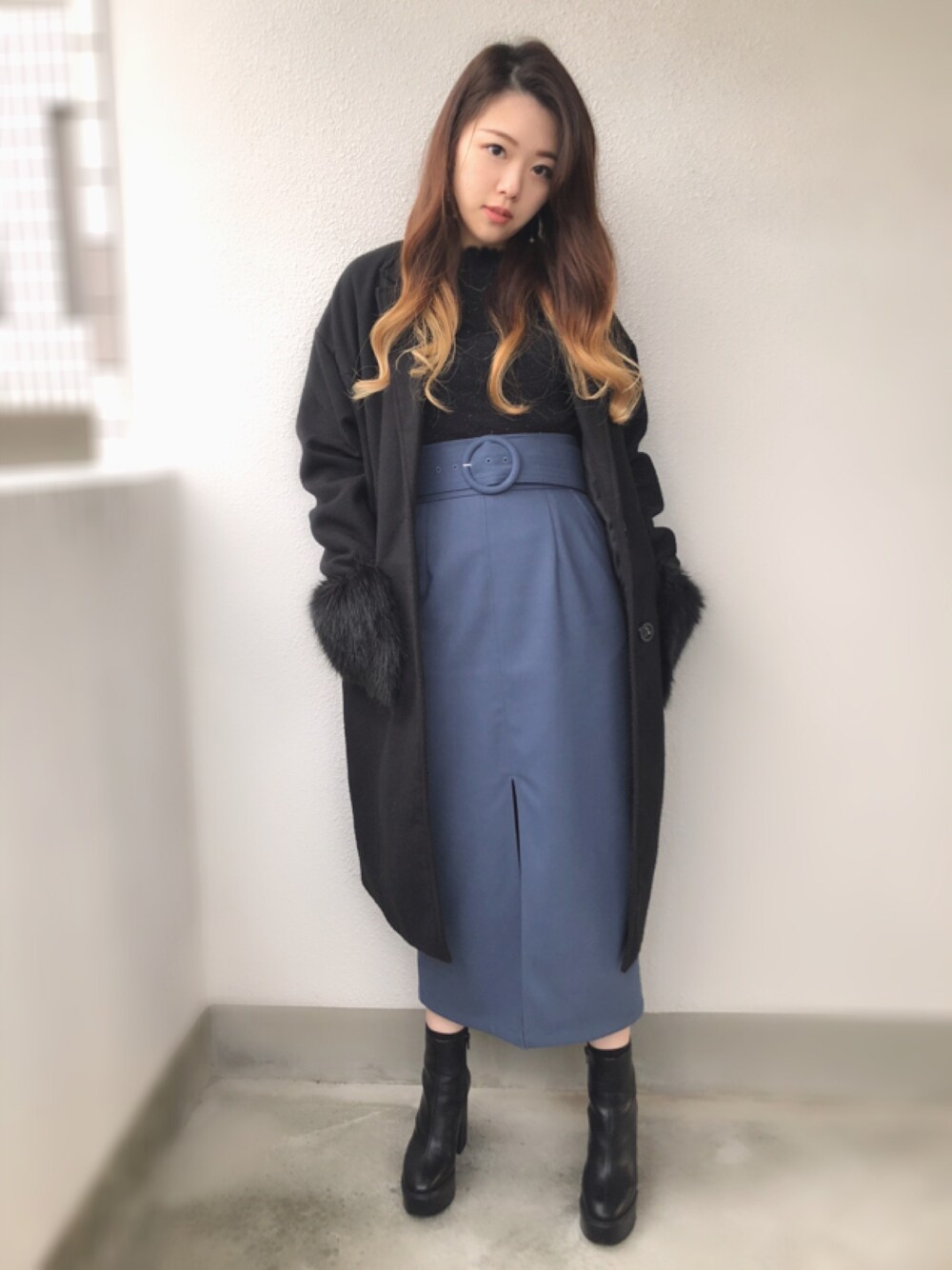 「EVRISのフェイクファーポケットロングチェスターコート（チェスターコート、ブラック系）」を使った、aoiさん（レディース・161cm）の冬コーディネートの1枚目の写真