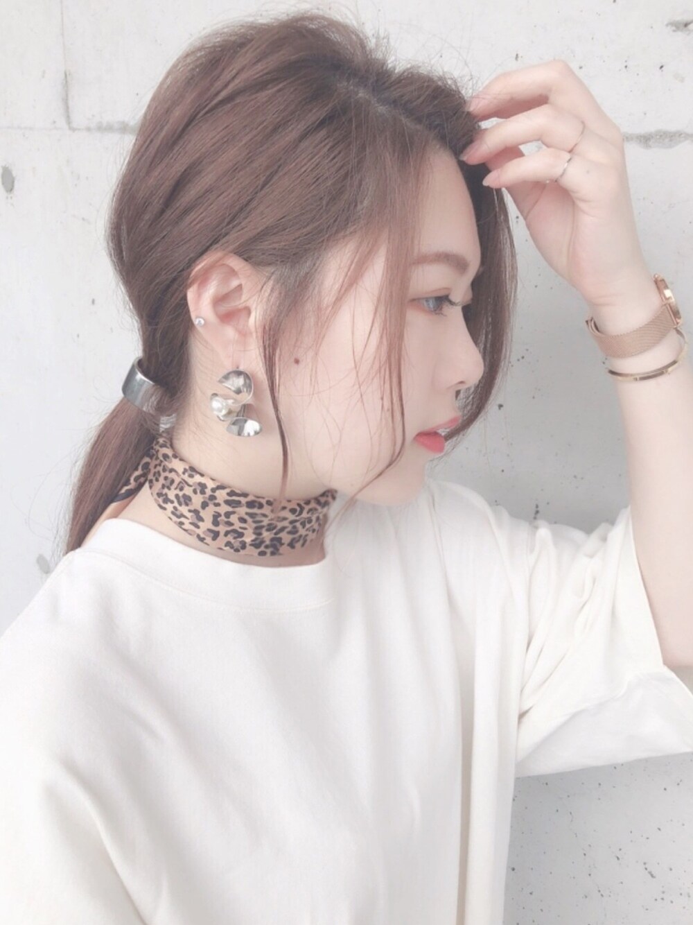 「スカーフ、レオパード」｜「MOUSSYのSILK LEOPARD SCARF（バンダナ/スカーフ、ブラウン系）」を使った、aoiさん（レディース・161cm）の夏コーディネートの1枚目の写真