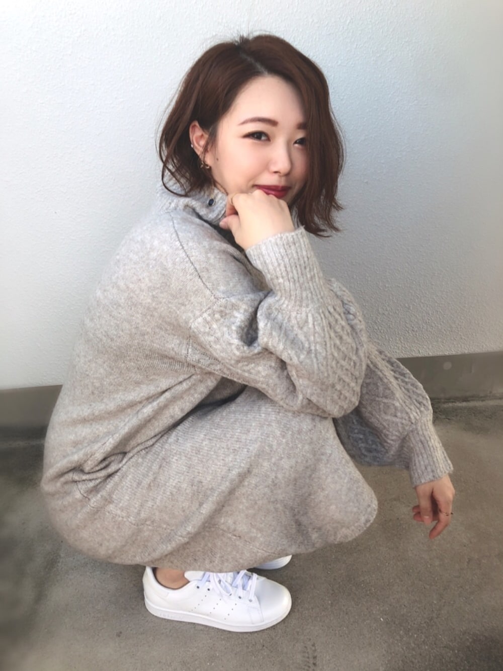 「オトナカジュアル、秋コーデ、スニーカー、スタンスミス、ケーブルニット」｜「LILY BROWNのアイテム（ピアス（両耳用）、ブラック系）」を使った、aoiさん（レディース・161cm）の秋コーディネートの1枚目の写真