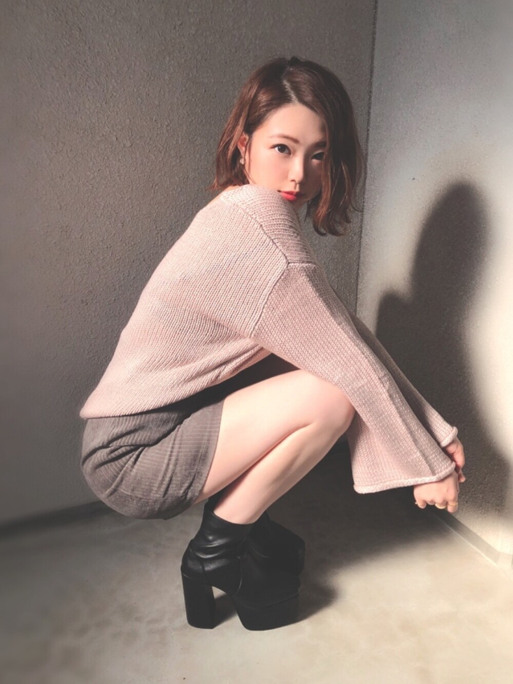 「ミニスカート、チャンキーヒール、ワイドスリーブ」｜「RESEXXYのフロントカーブニットトップス（ニット/セーター、ピンク系）」を使った、aoiさん（レディース・161cm）の秋コーディネートの1枚目の写真