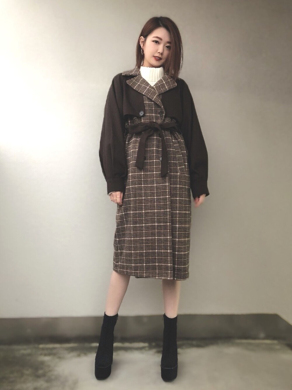 「ハイネック、トレンチコート、チェック、チャンキーヒール」｜「EVRISのチェックコンビコート（トレンチコート、ブラウン系）」を使った、aoiさん（レディース・161cm）の冬コーディネートの1枚目の写真