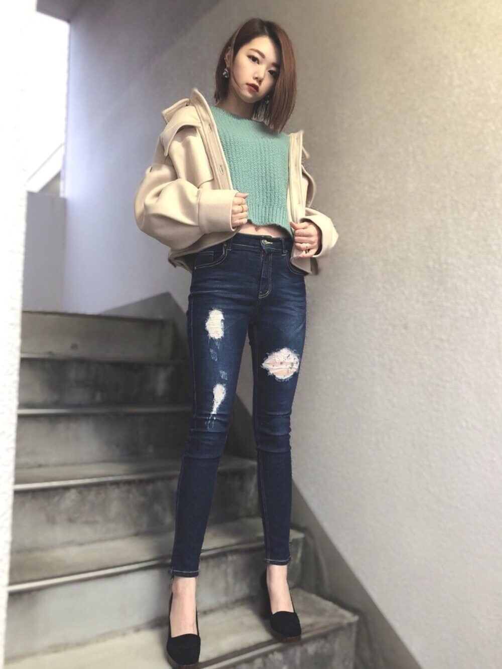 「シンプル、スキニーデニム、カラーニット、パイソン柄、ヘビ柄、パンプス」｜「MURUAのマーブルボタンブルゾン（ブルゾン、ホワイト系）」を使った、aoiさん（レディース・161cm）の冬コーディネートの1枚目の写真