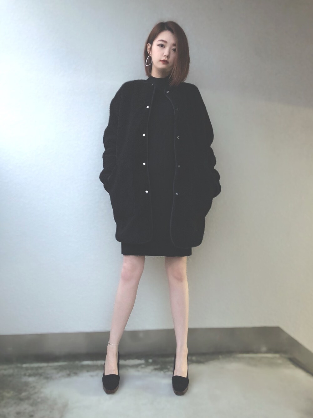 「ニットワンピース、シンプル、ハイネック、ボアコート」｜「EMODAのコンビブルゾン（ブルゾン、ブラック系）」を使った、aoiさん（レディース・161cm）の冬コーディネートの1枚目の写真