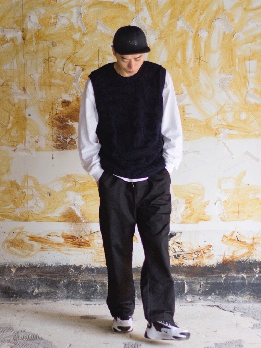 「strait、ストレイト、カジュアルコーデ、春、大人カジュアル、レイヤードスタイル、ナイキ、ロンT、シンプル、キャップ」｜「Burnerの【BURNER×THE STRAIT】畦編みオーバーサイズニットベスト（ベスト、ブルー系）」を使った、THE STRAITさん（メンズ・175cm）の春コーディネートの1枚目の写真