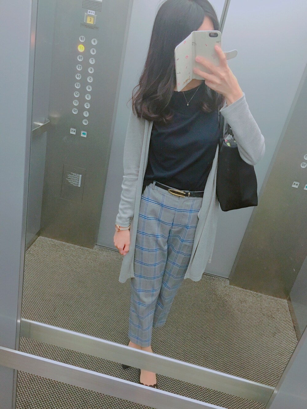 ブルー系のTシャツ/カットソー、グレー系のカーディガン/ボレロ、グレー系のその他パンツを着用したレディースの夏コーディネートの1枚目の写真