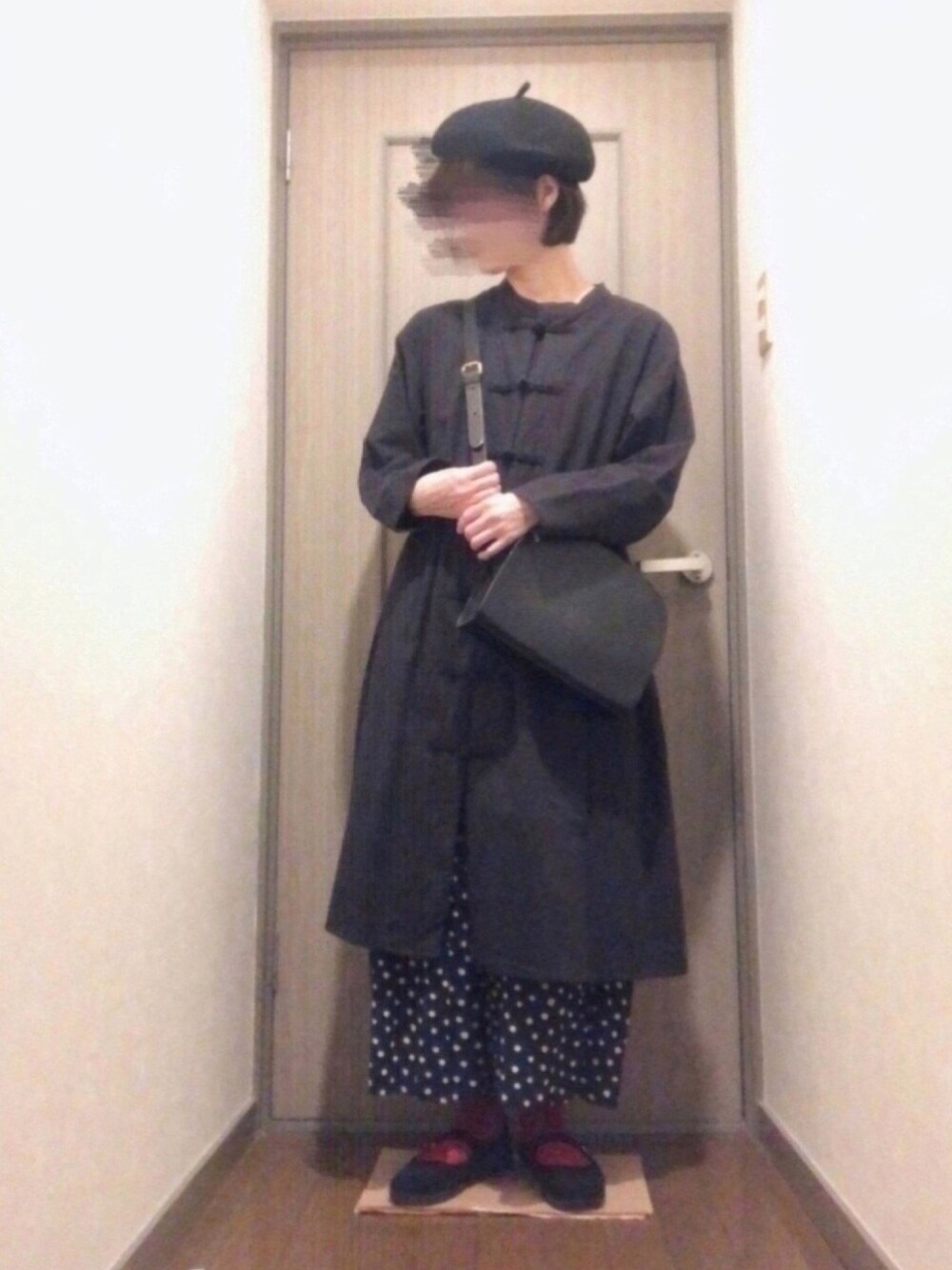 ブラック系のシャツワンピース、ブラック系のショルダーバッグ、ブルー系のその他パンツを着用したレディースの秋コーディネートの1枚目の写真