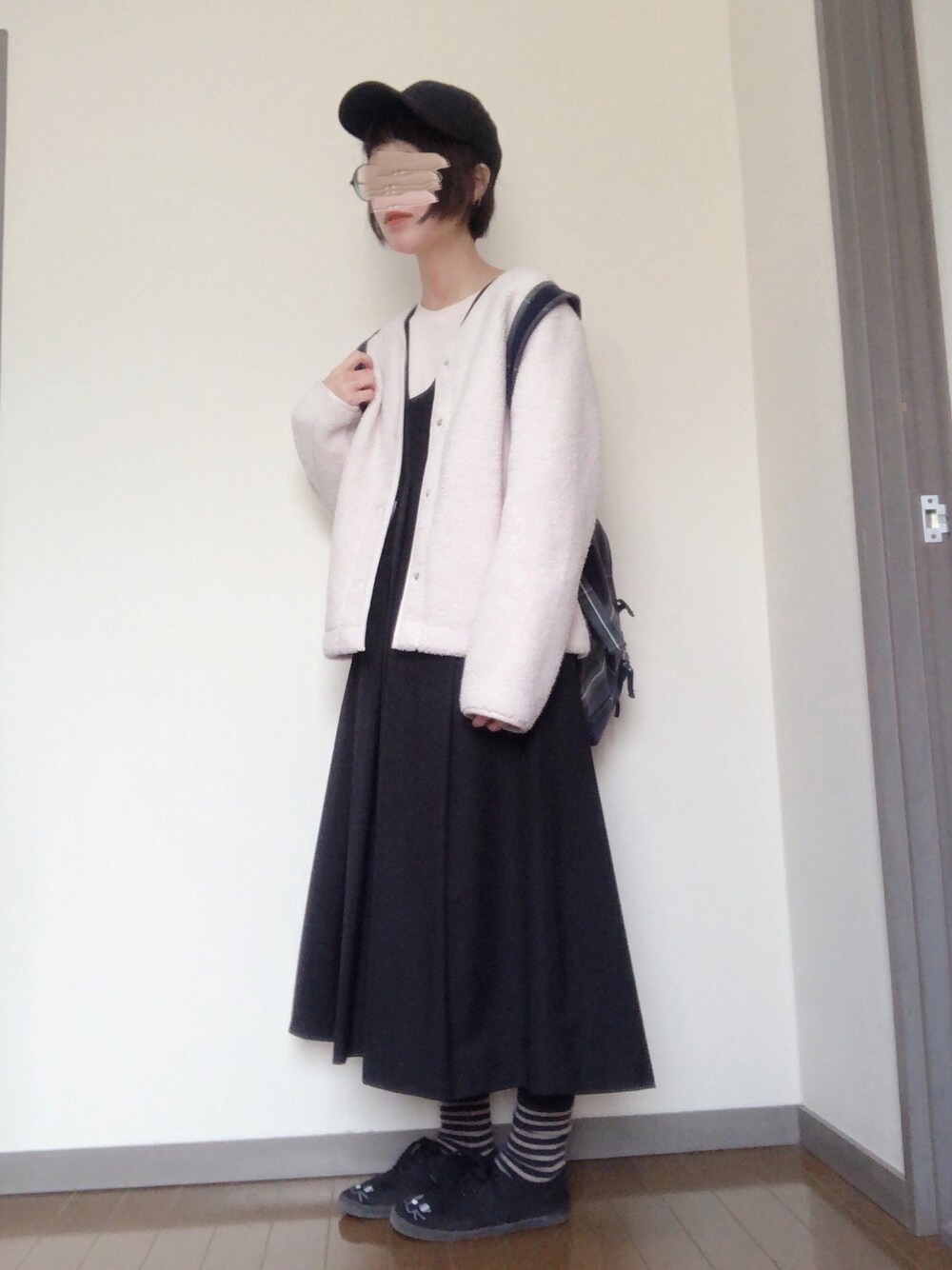 ホワイト系のその他アウター、ホワイト系のTシャツ/カットソー、その他のバックパック/リュックを着用したレディースの春コーディネートの1枚目の写真